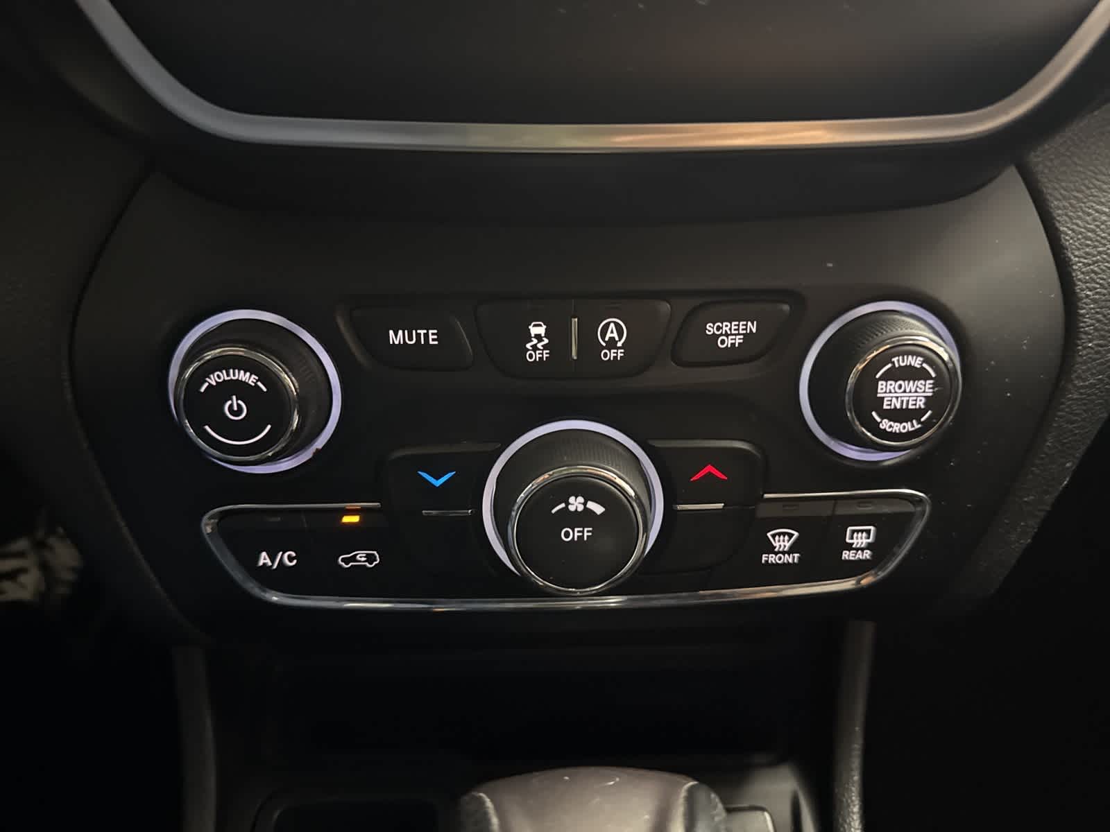 Thumbnail: 2019 Jeep Cherokee - 21