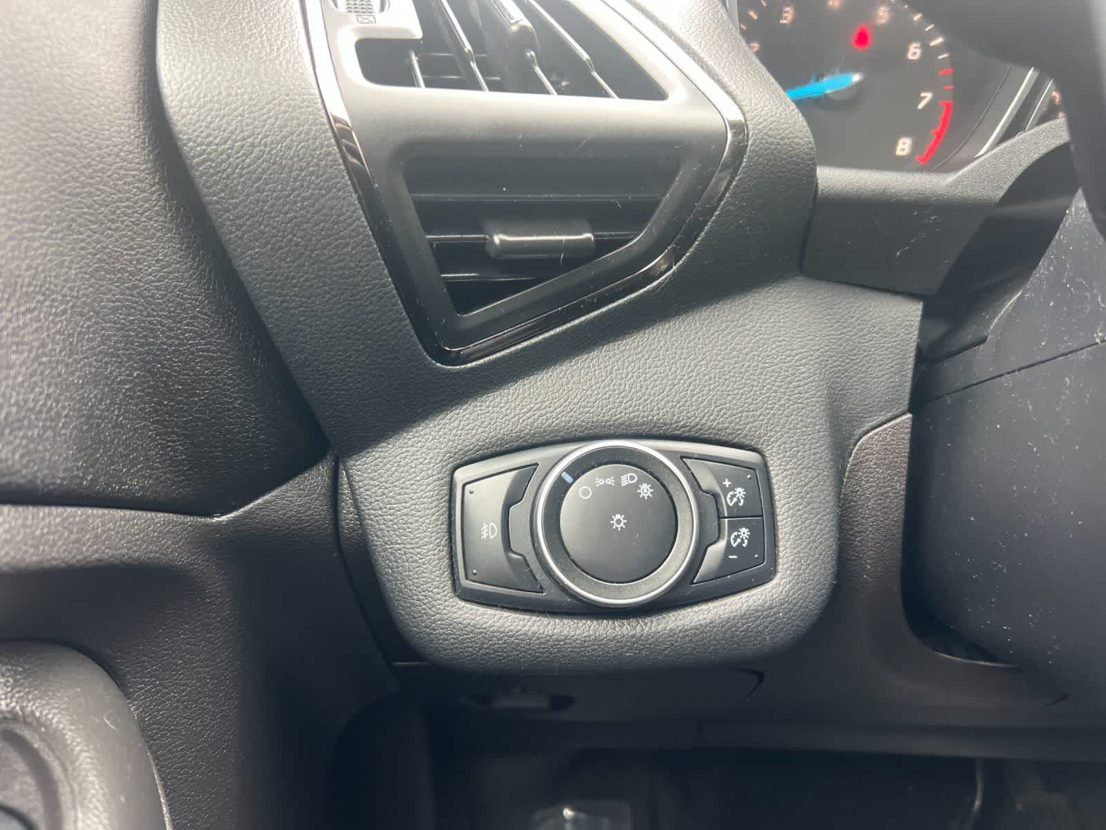 Thumbnail: 2015 Ford Escape - 31