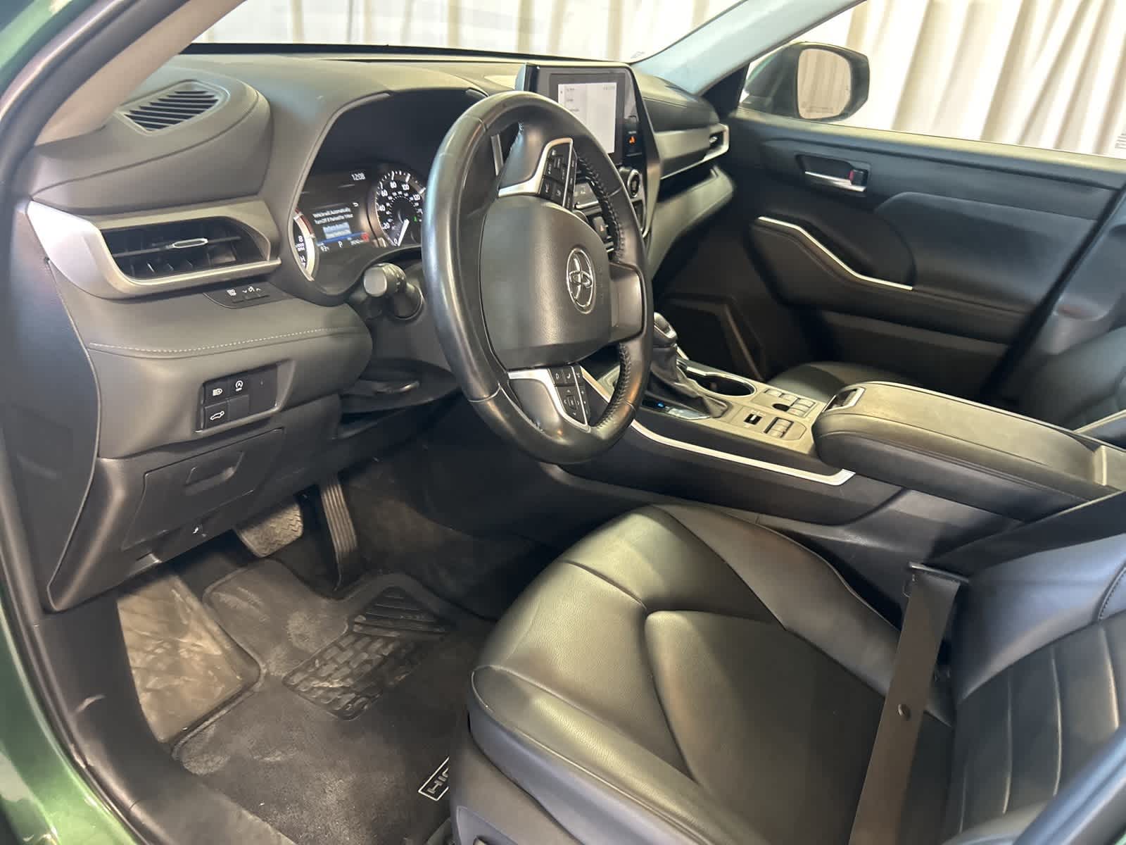 2024 Toyota Highlander XLE 24