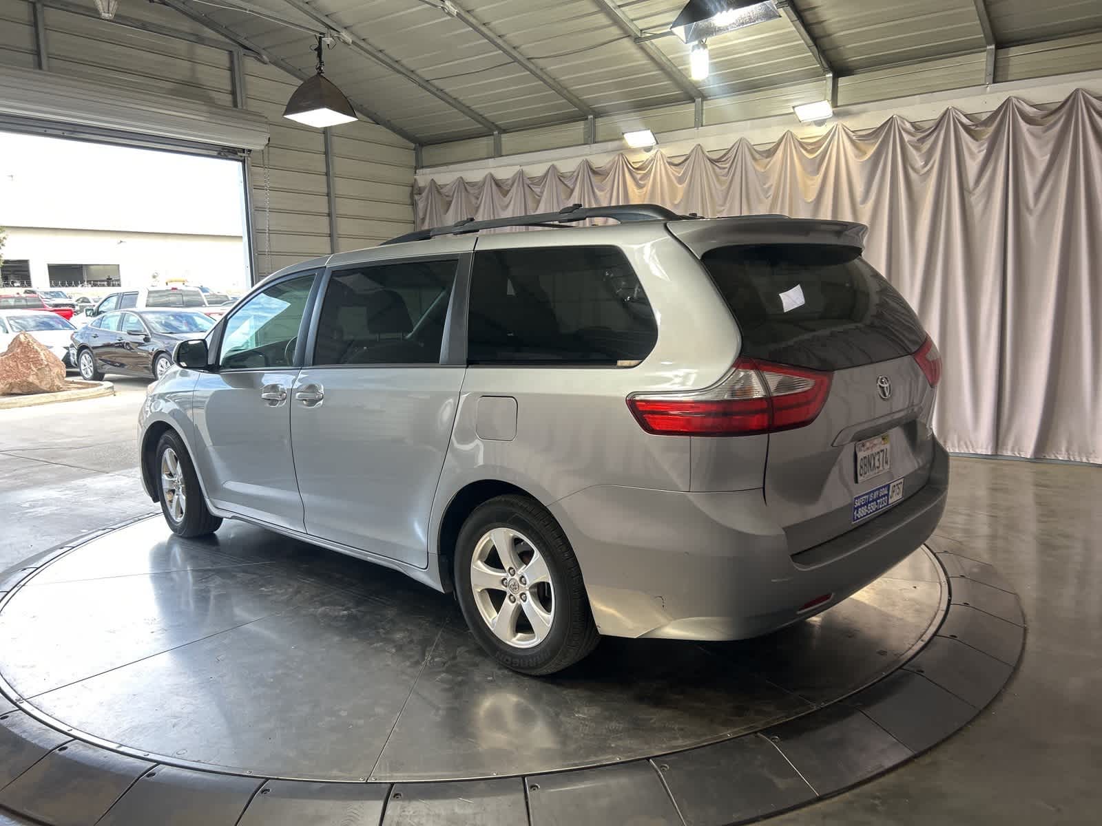 Thumbnail: 2017 Toyota Sienna - 12