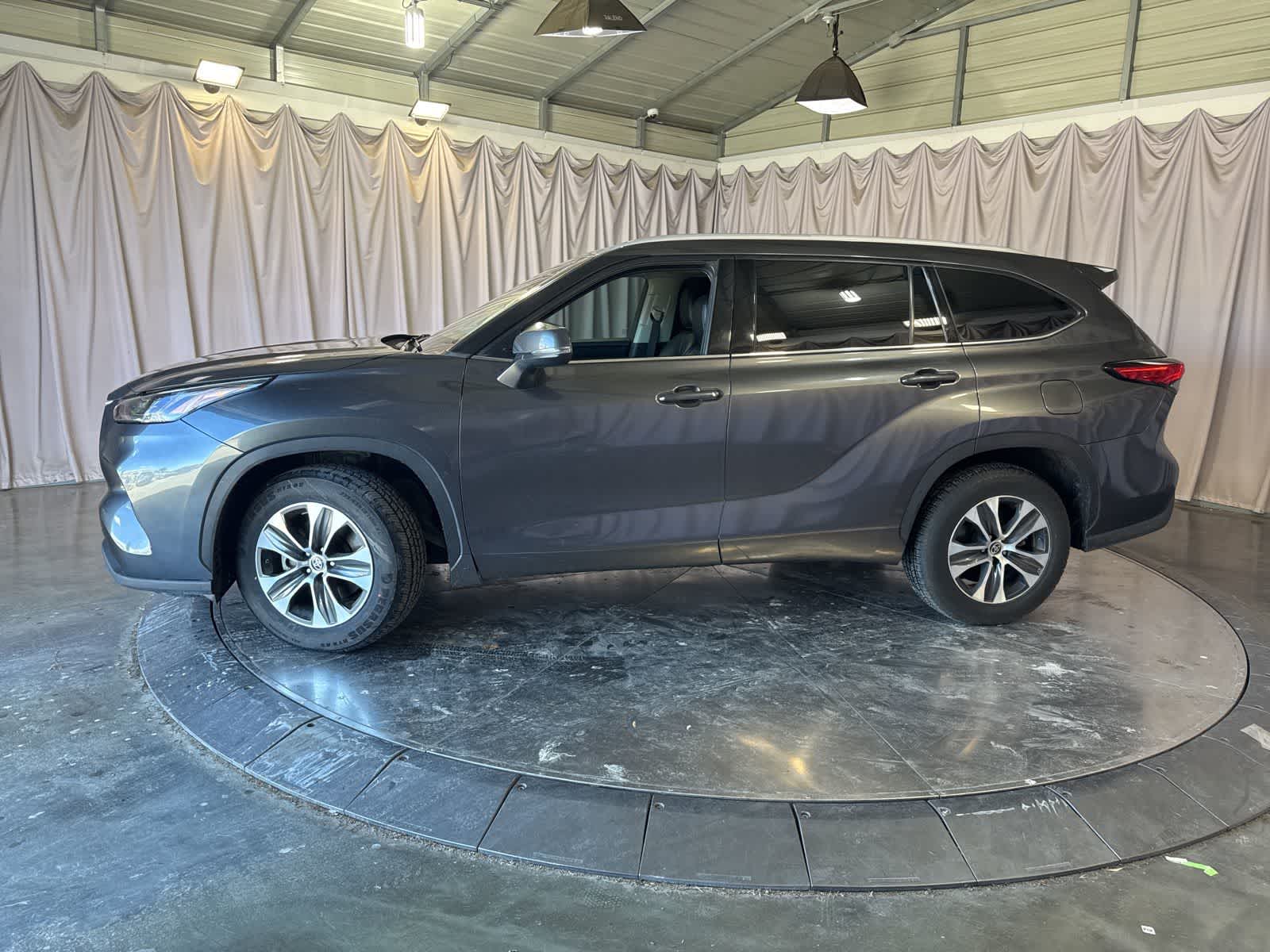 2022 Toyota Highlander XLE photo 3