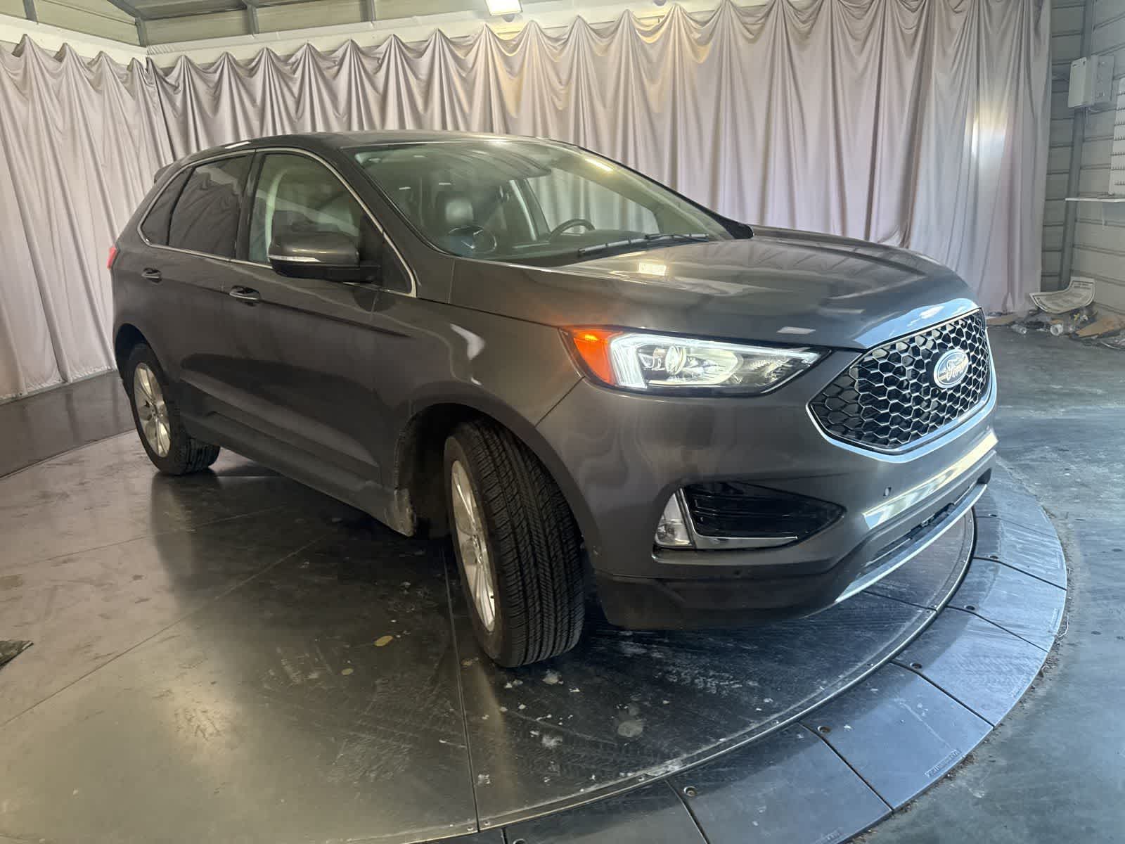 2022 Ford Edge Titanium photo 2