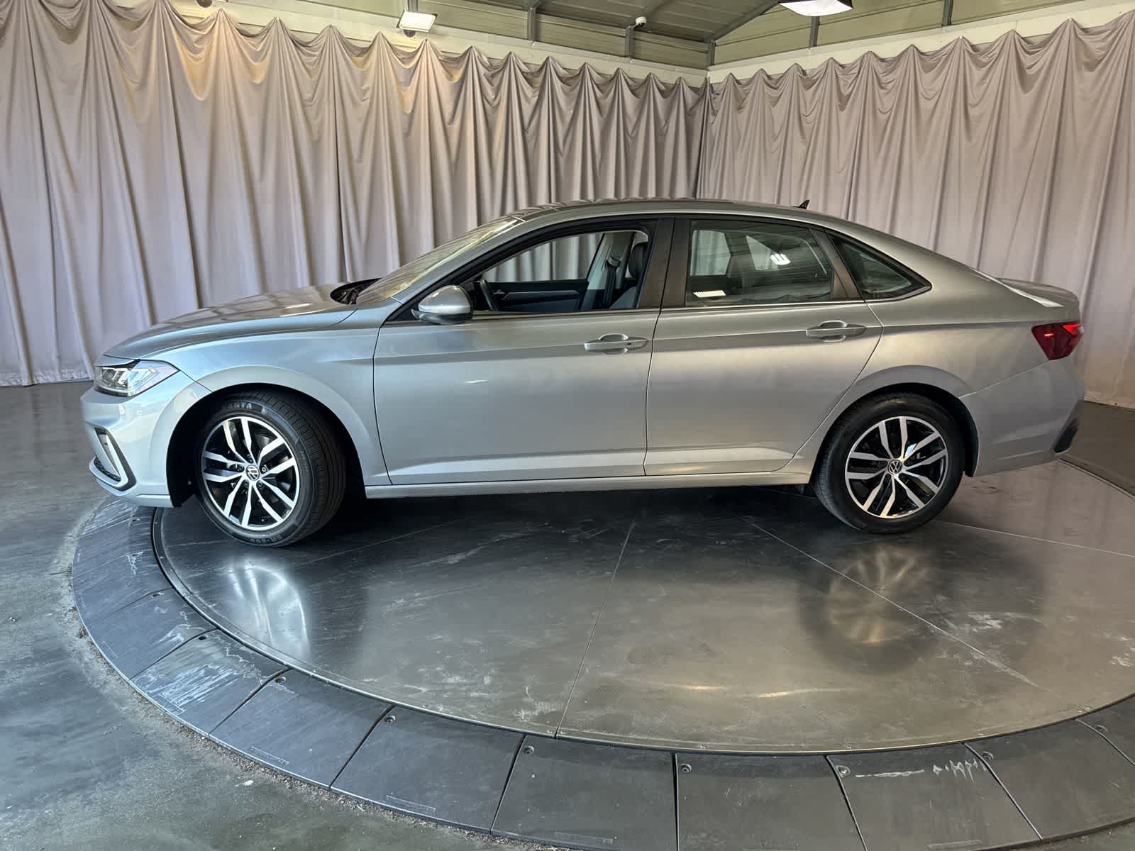 2025 Volkswagen Jetta 1.5T SE photo 3