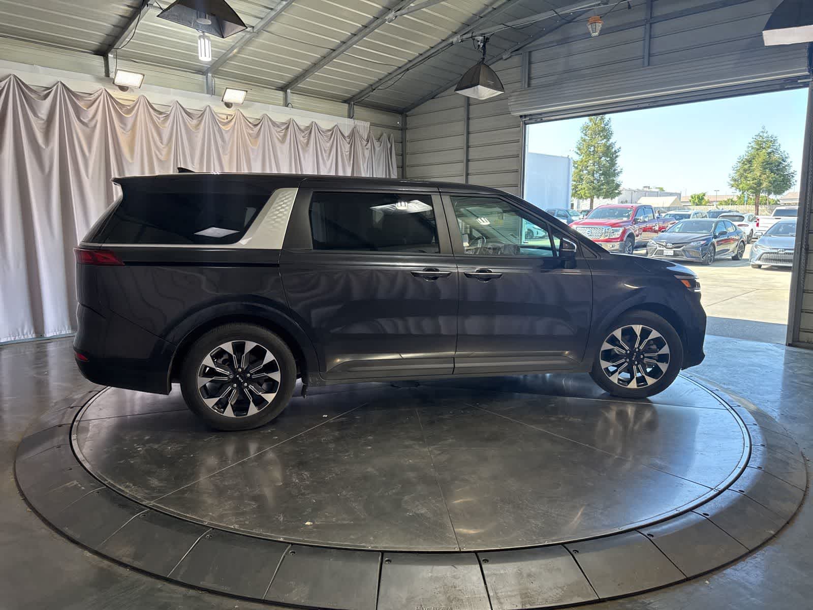 2024 Kia Carnival EX photo 2