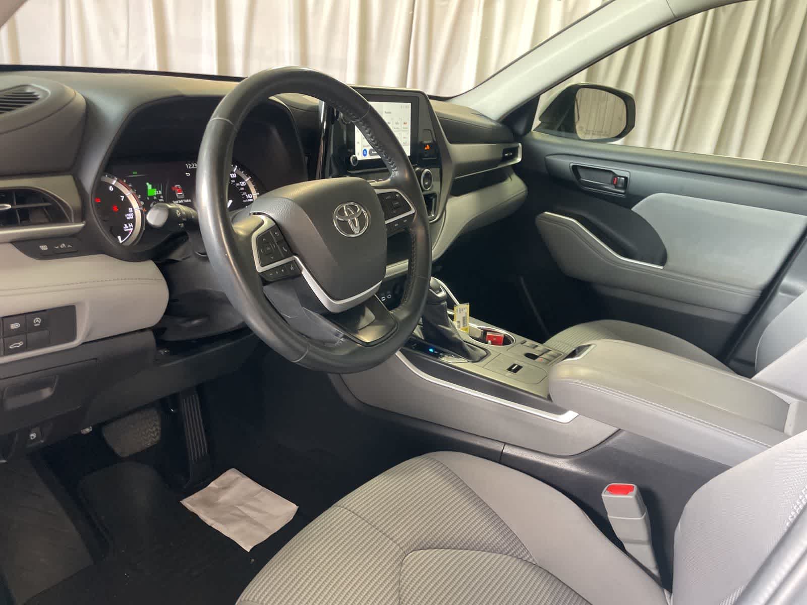 Thumbnail: 2023 Toyota Highlander - 20