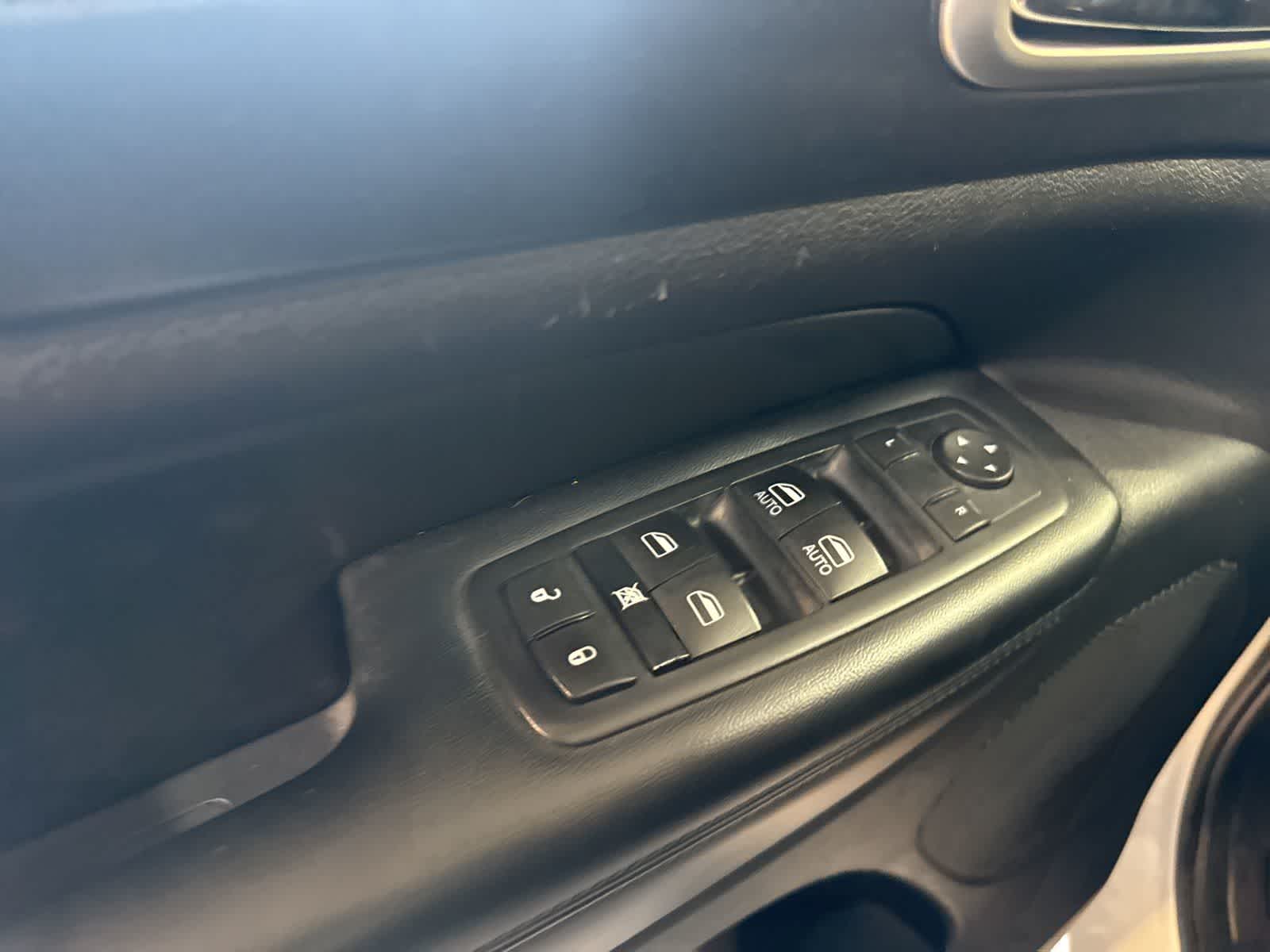 Thumbnail: 2015 Jeep Grand Cherokee - 18