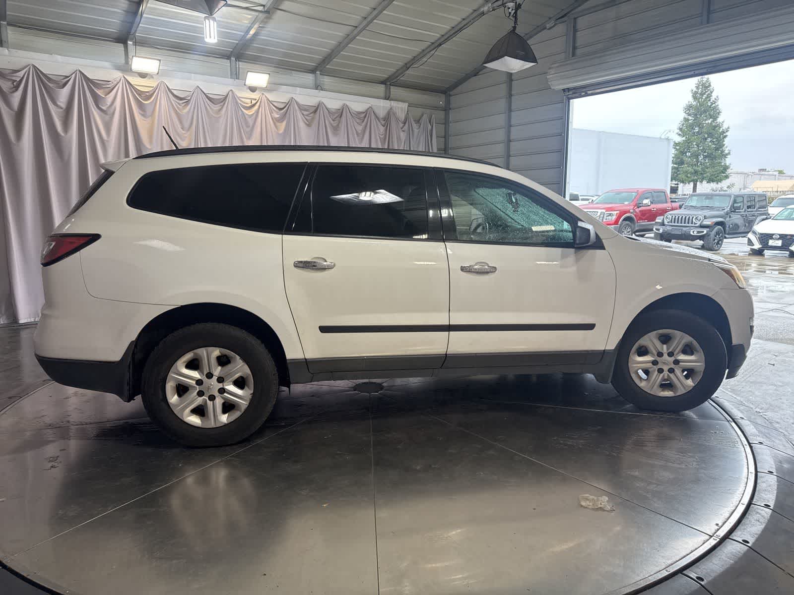 Thumbnail: 2017 Chevrolet Traverse - 4