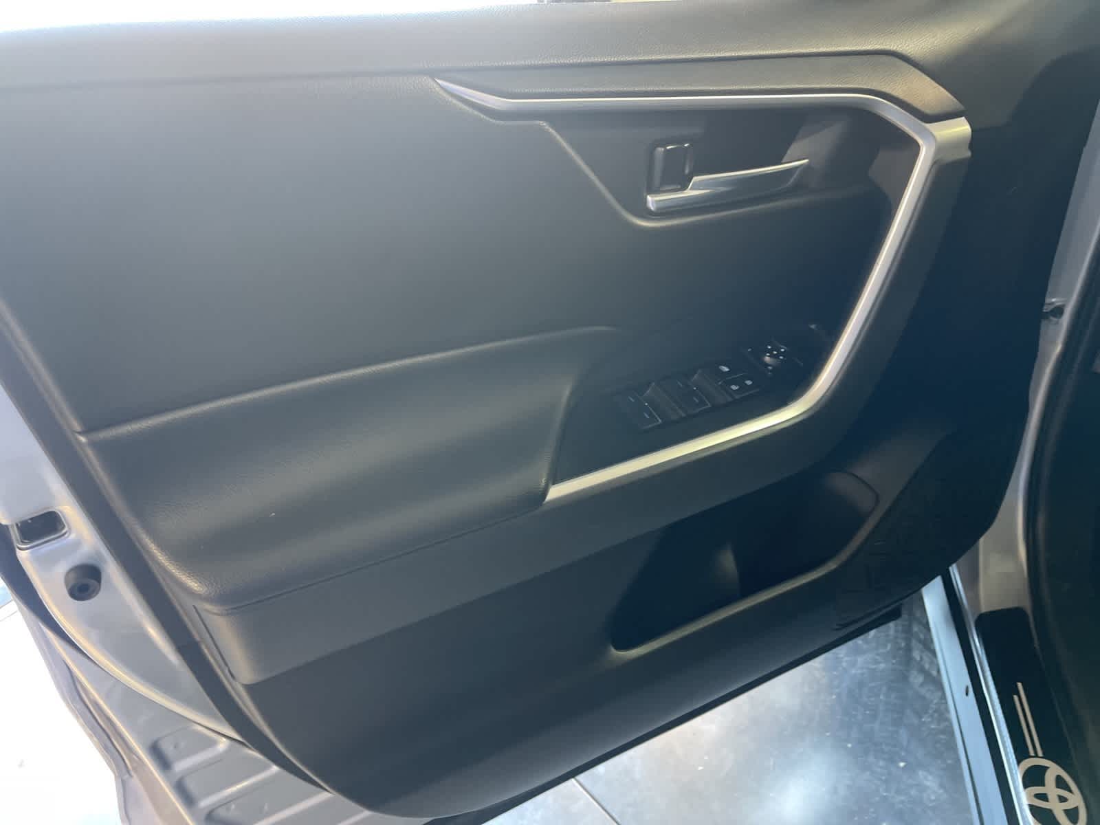 Thumbnail: 2022 Toyota RAV4 - 21