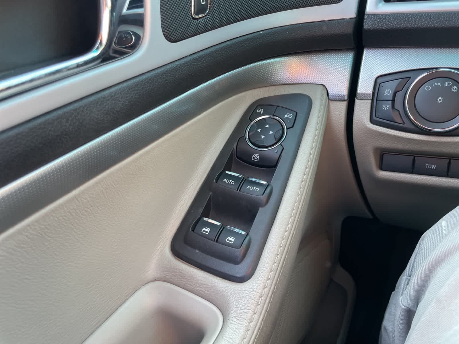 Thumbnail: 2013 Ford Explorer - 27