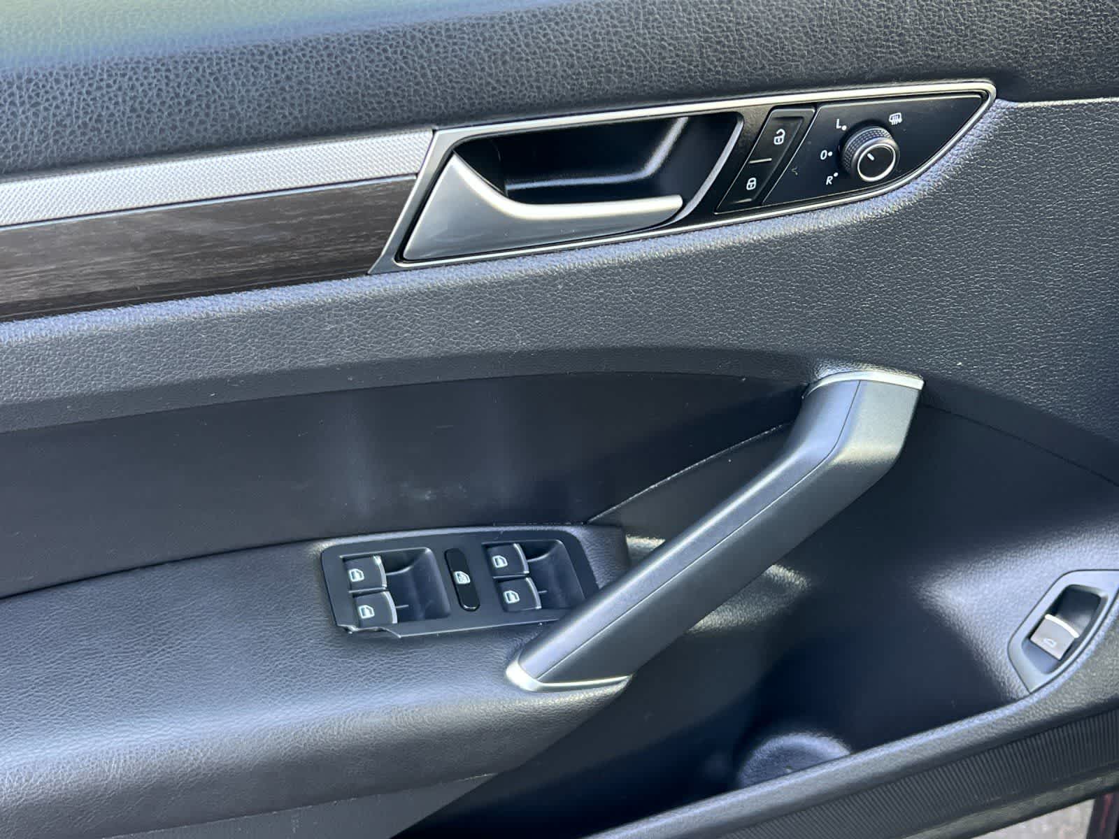 Thumbnail: 2016 Volkswagen Passat - 13