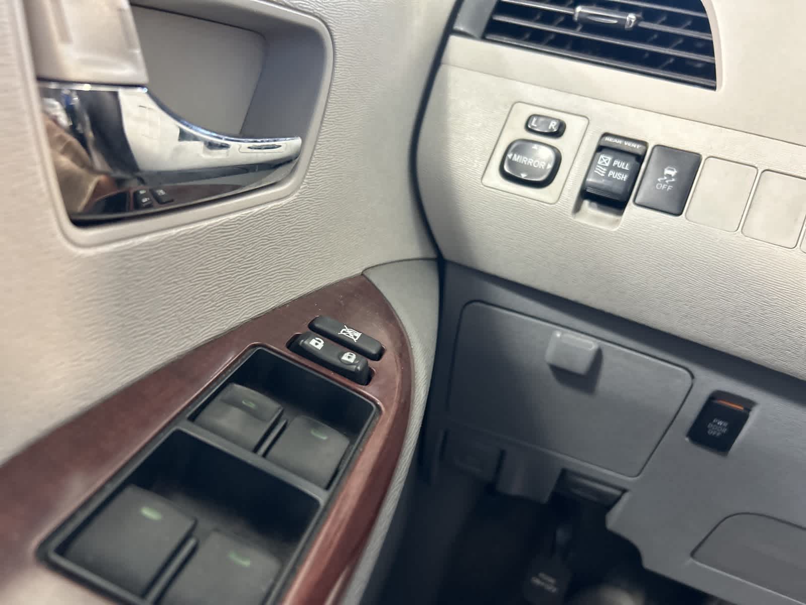 Thumbnail: 2014 Toyota Sienna - 27