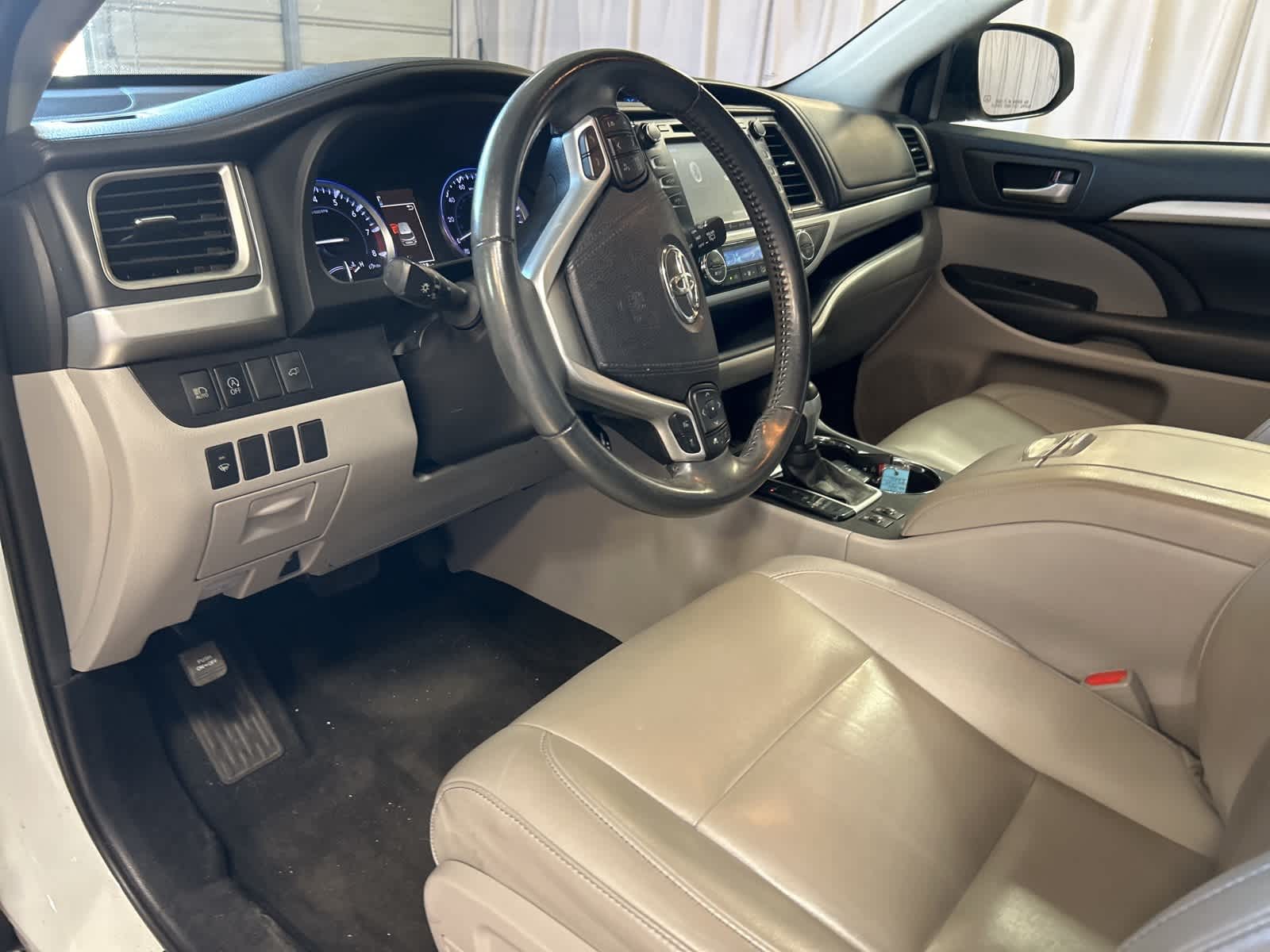 Thumbnail: 2019 Toyota Highlander - 24
