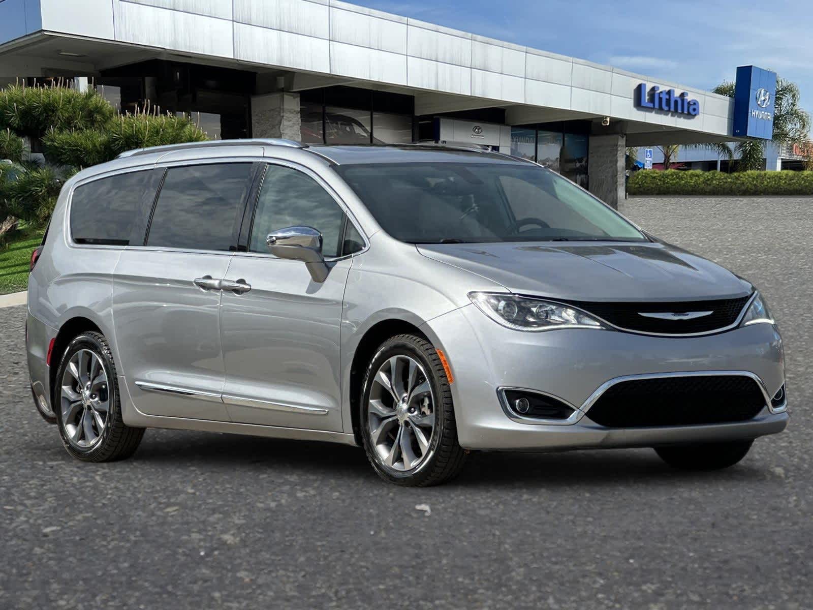 Thumbnail: 2017 Chrysler Pacifica - 9