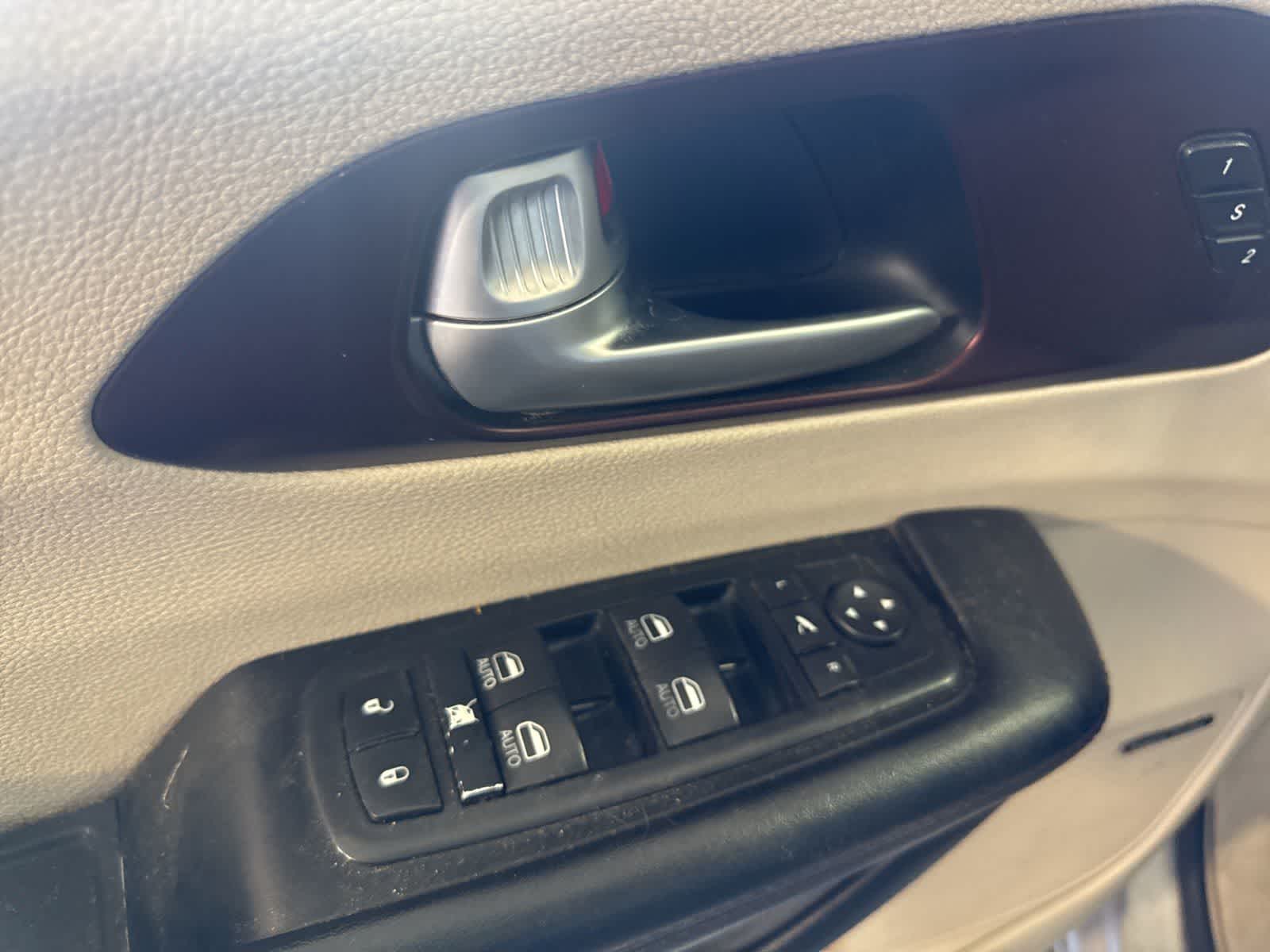 Thumbnail: 2017 Chrysler Pacifica - 21