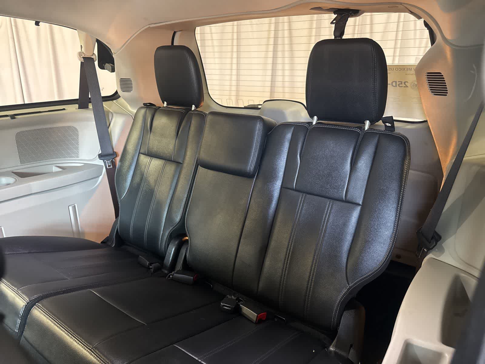 Thumbnail: 2016 Chrysler Town & Country - 15