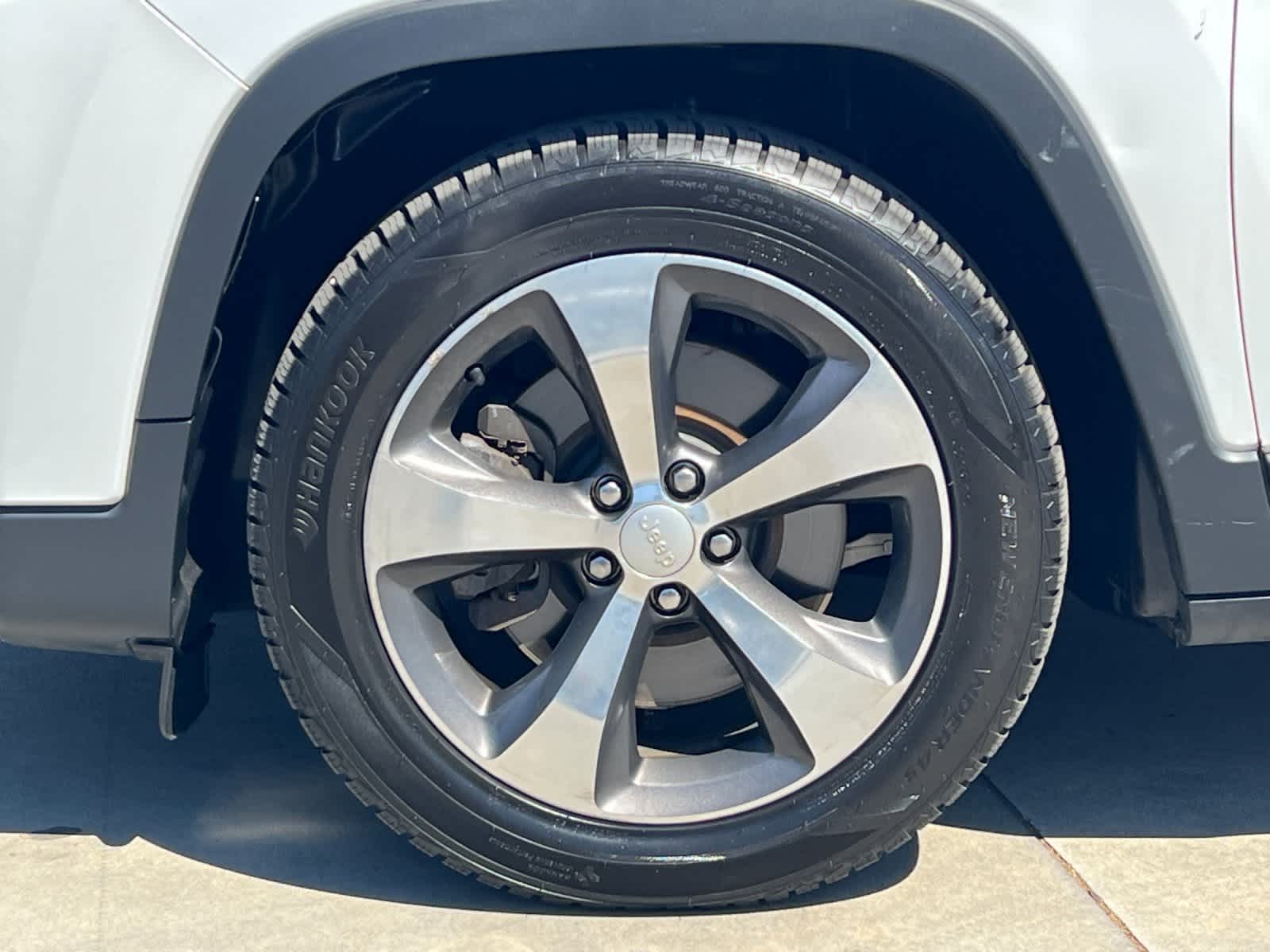 Thumbnail: 2019 Jeep Cherokee - 25