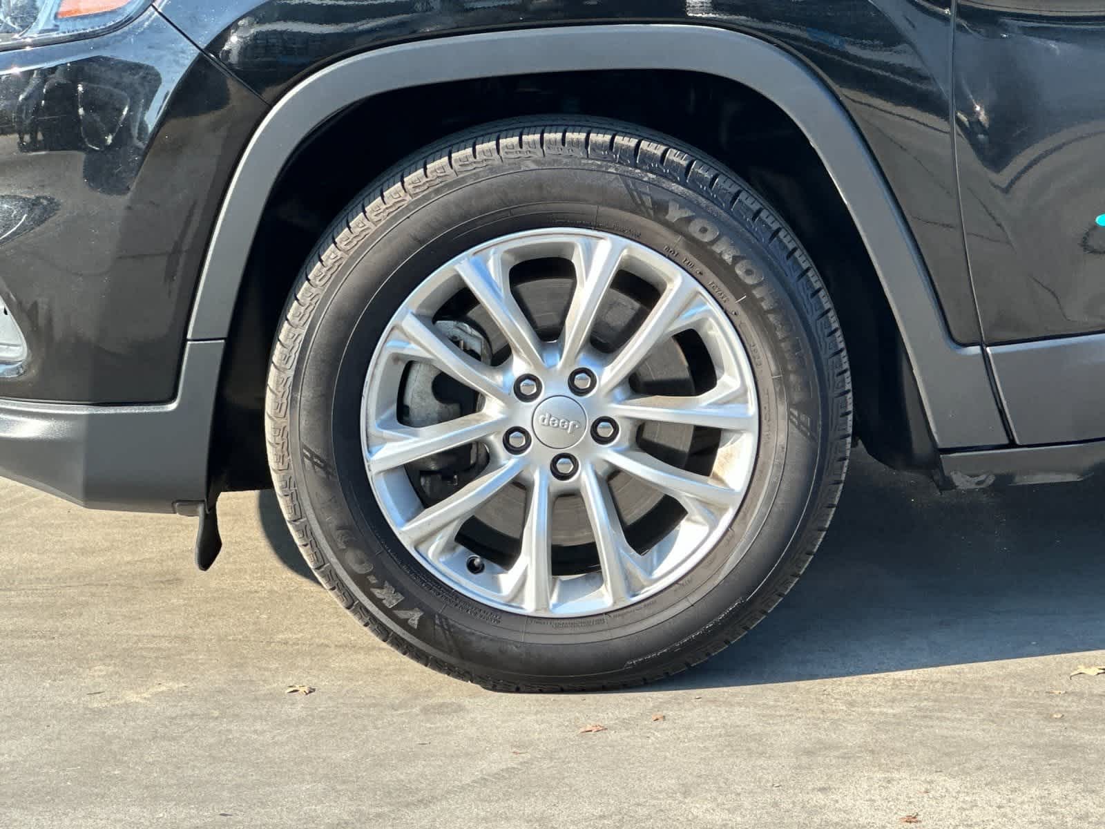 Thumbnail: 2019 Jeep Cherokee - 25