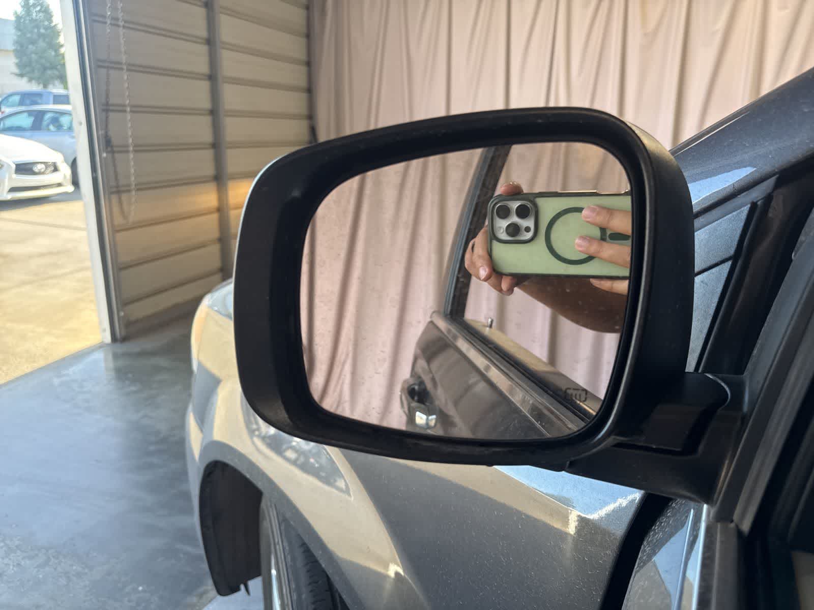 Thumbnail: 2016 Chrysler Town & Country - 17