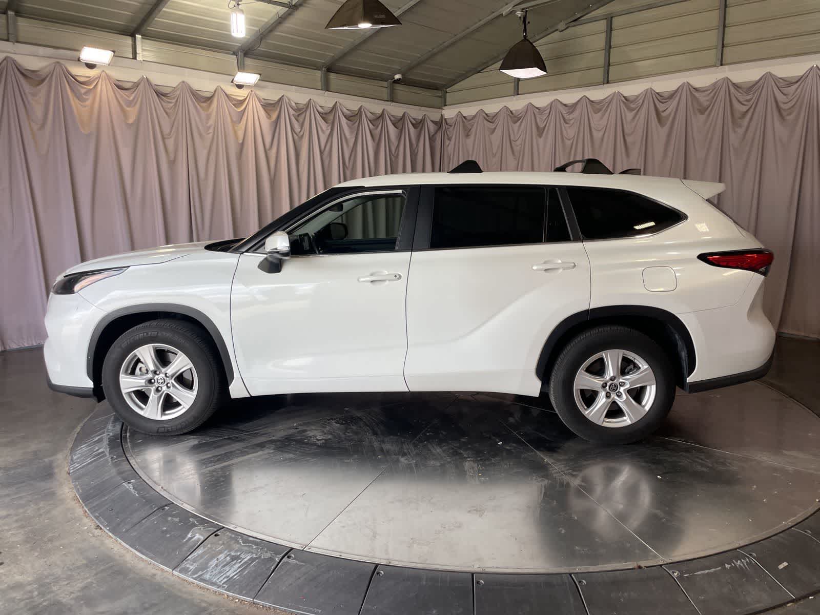 2023 Toyota Highlander LE photo 5