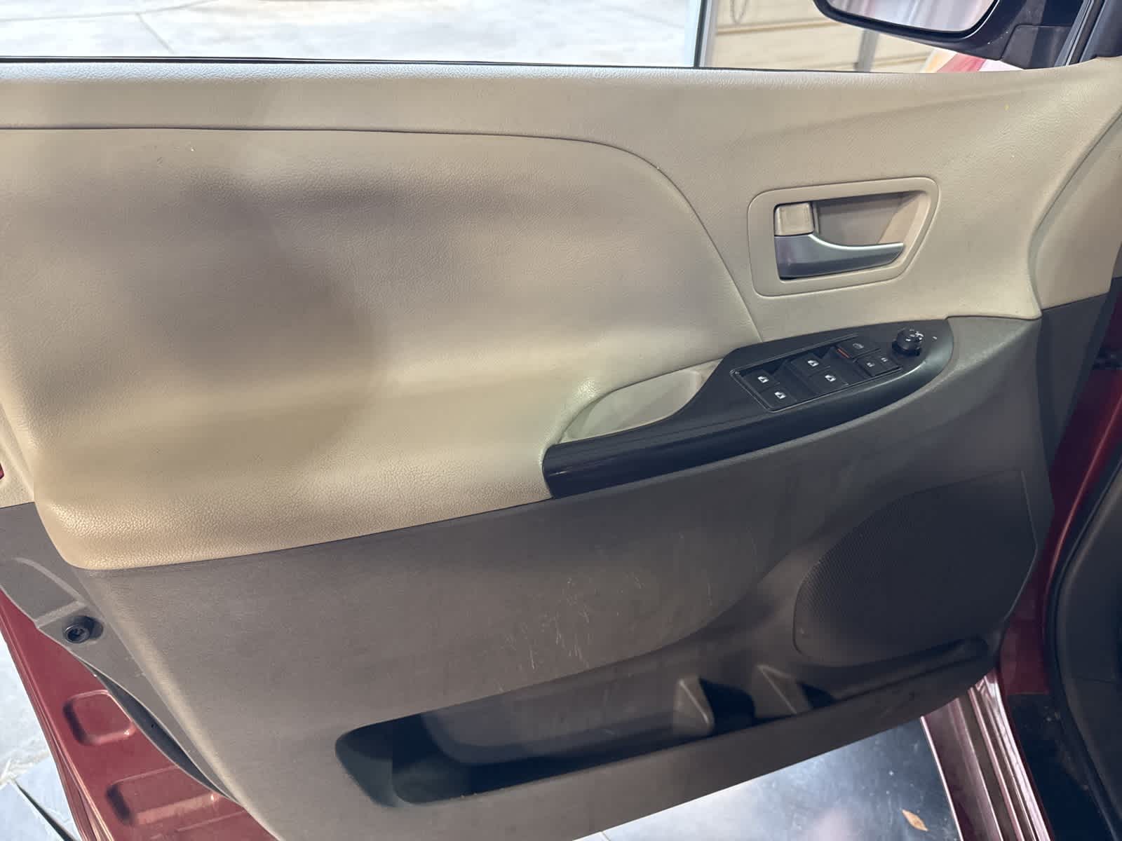 Thumbnail: 2017 Toyota Sienna - 17