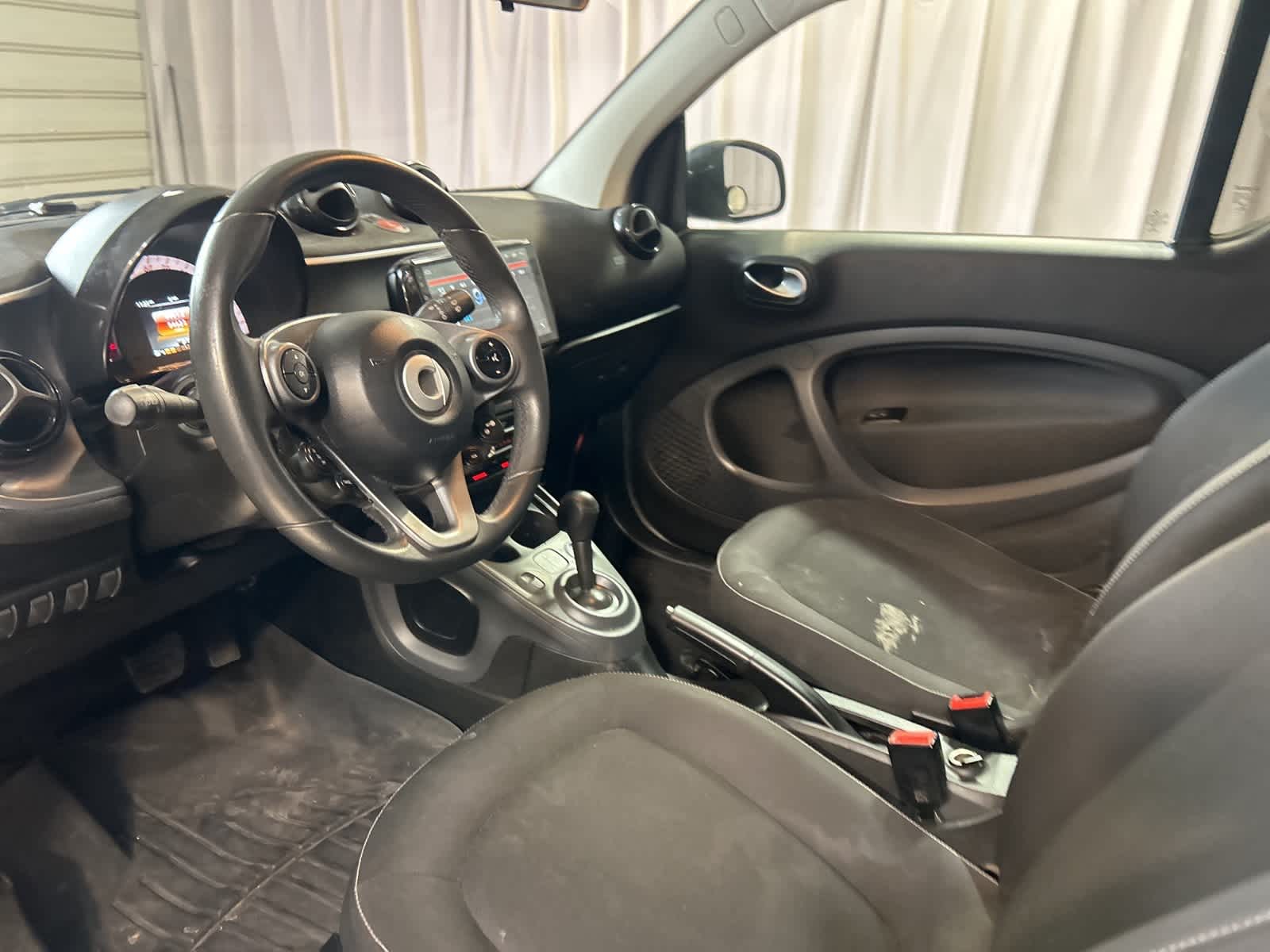 Thumbnail: 2016 smart fortwo - 19