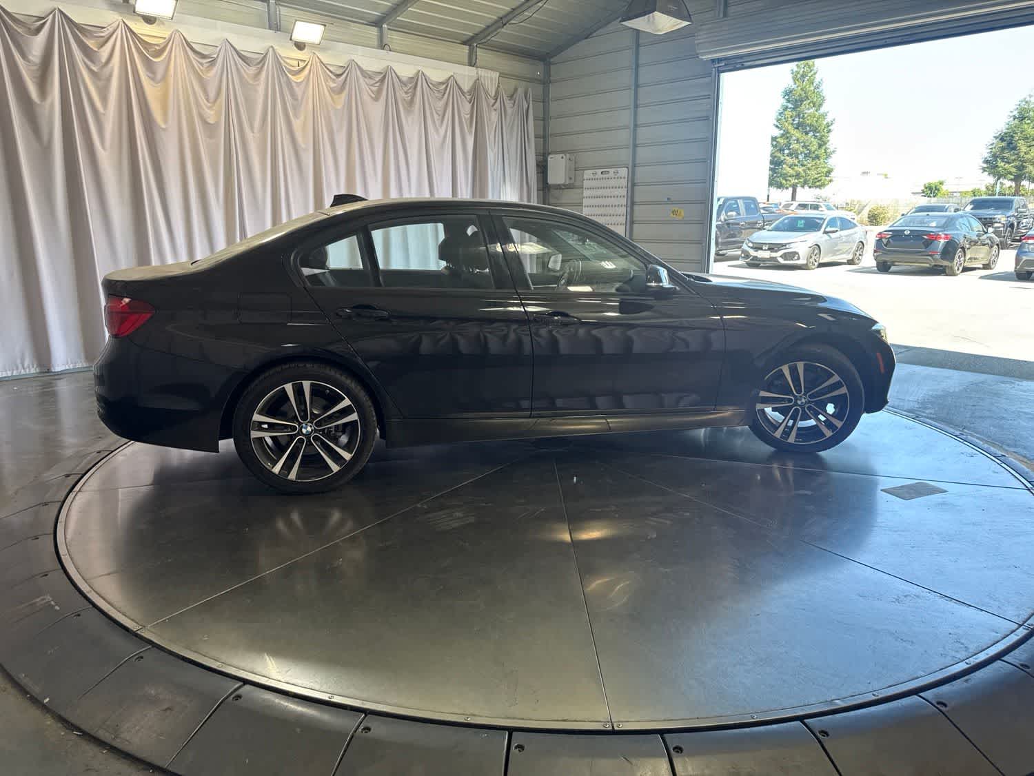 Thumbnail: 2018 BMW 3 Series - 2