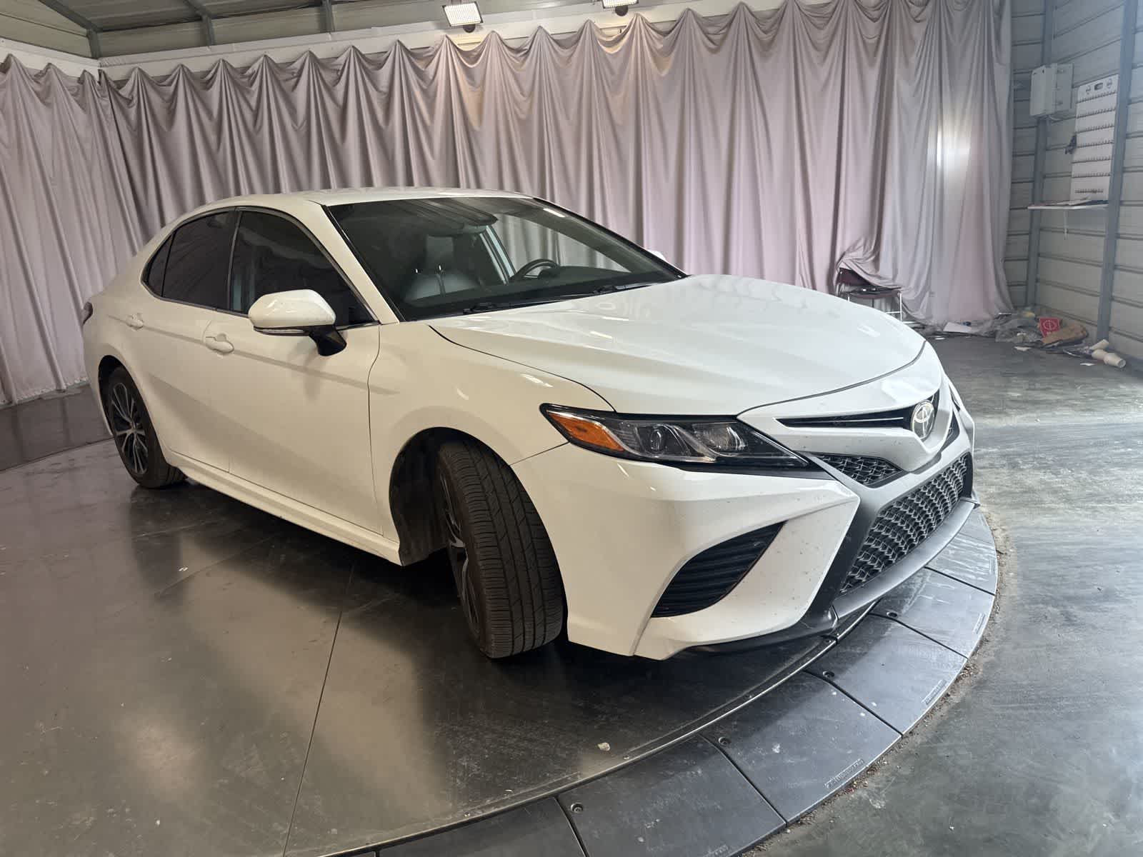2018 Toyota Camry SE photo 2