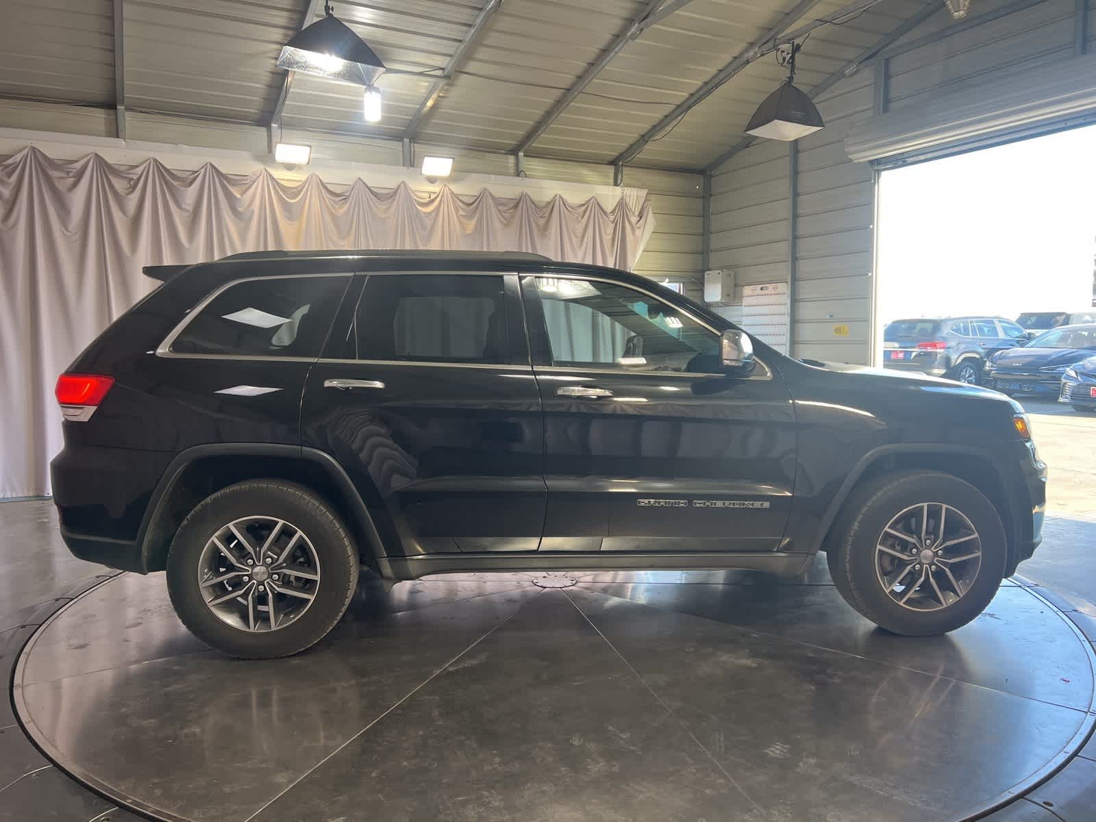 Thumbnail: 2017 Jeep Grand Cherokee - 8