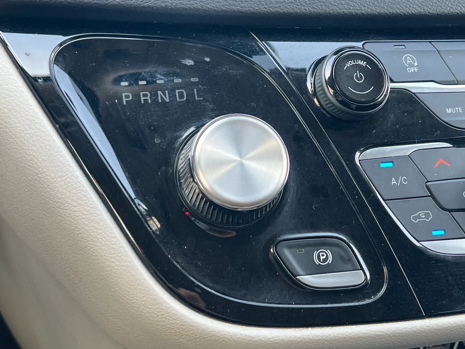 Thumbnail: 2023 Chrysler Voyager - 23