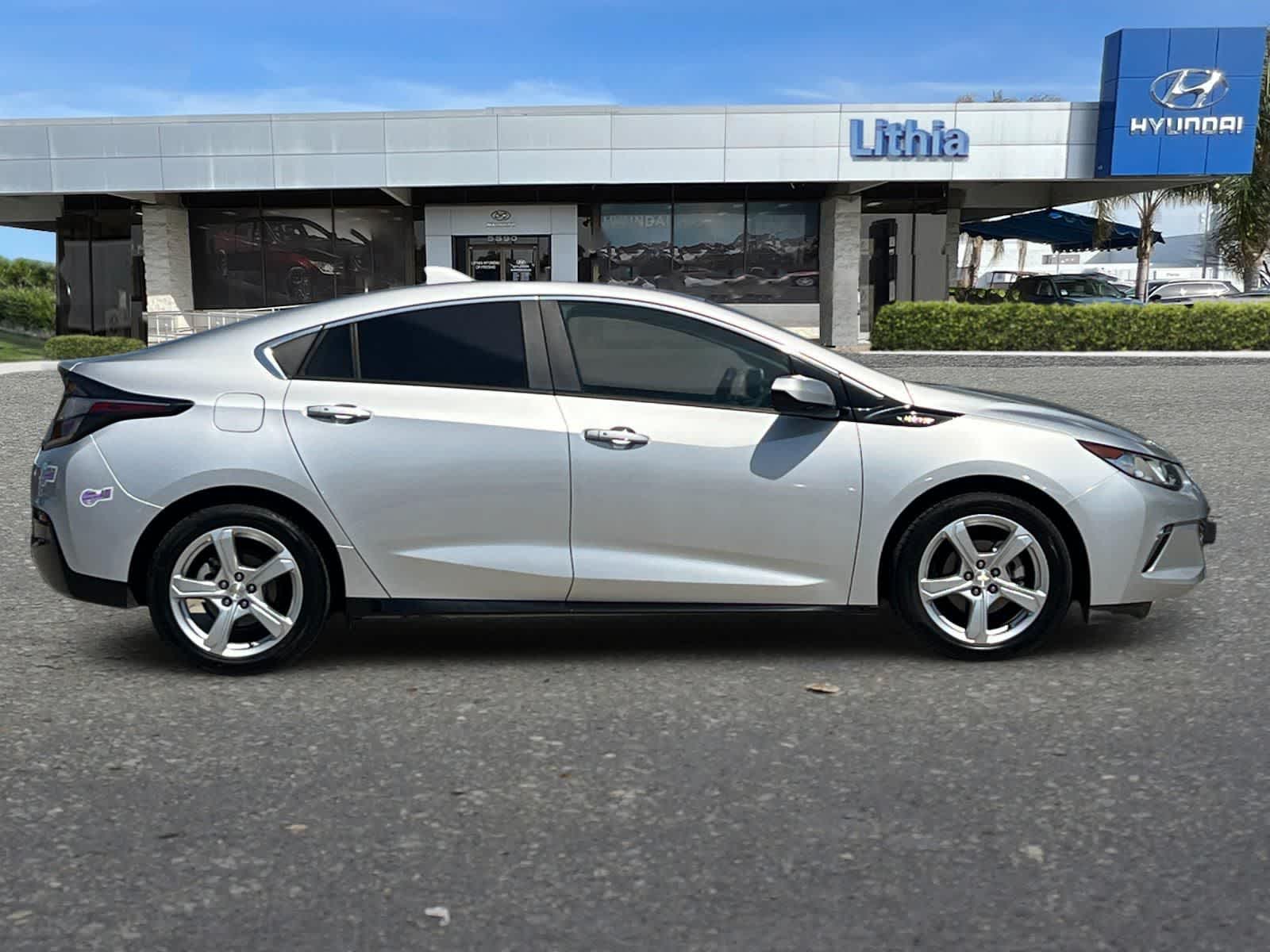 Thumbnail: 2017 Chevrolet Volt - 9