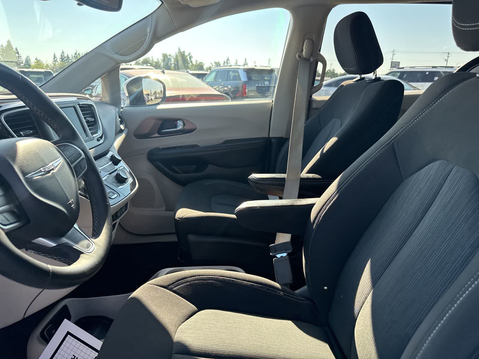 Thumbnail: 2023 Chrysler Voyager - 18