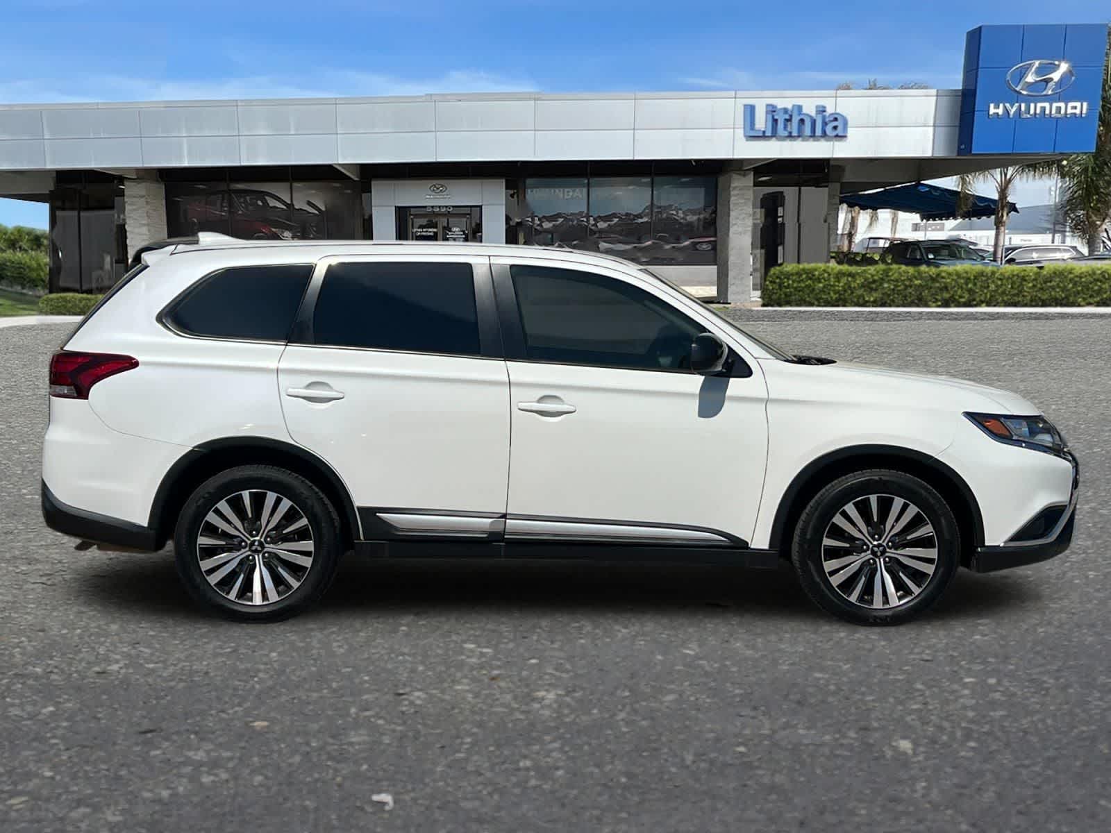 Thumbnail: 2019 Mitsubishi Outlander - 9