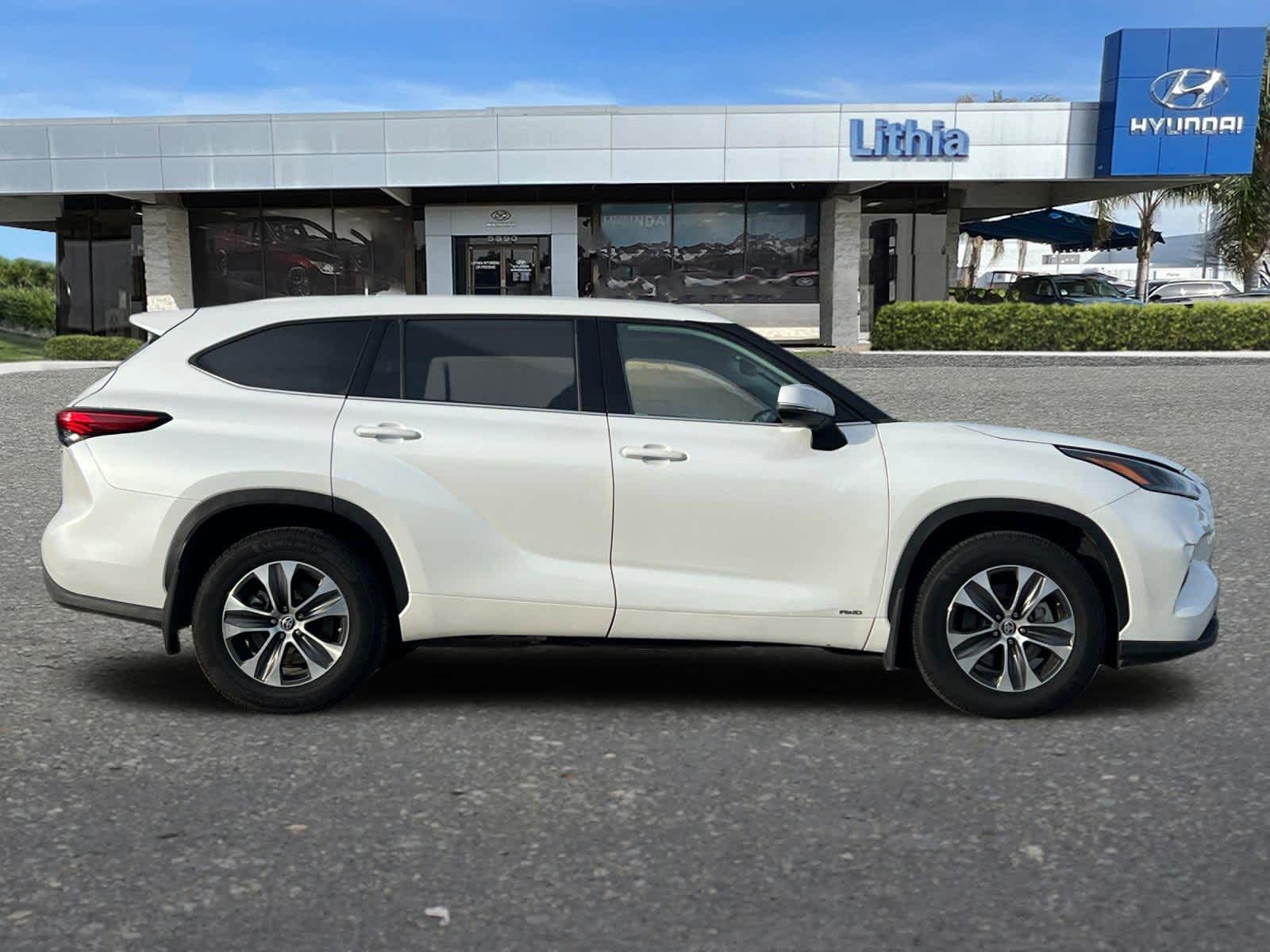 Thumbnail: 2022 Toyota Highlander - 8