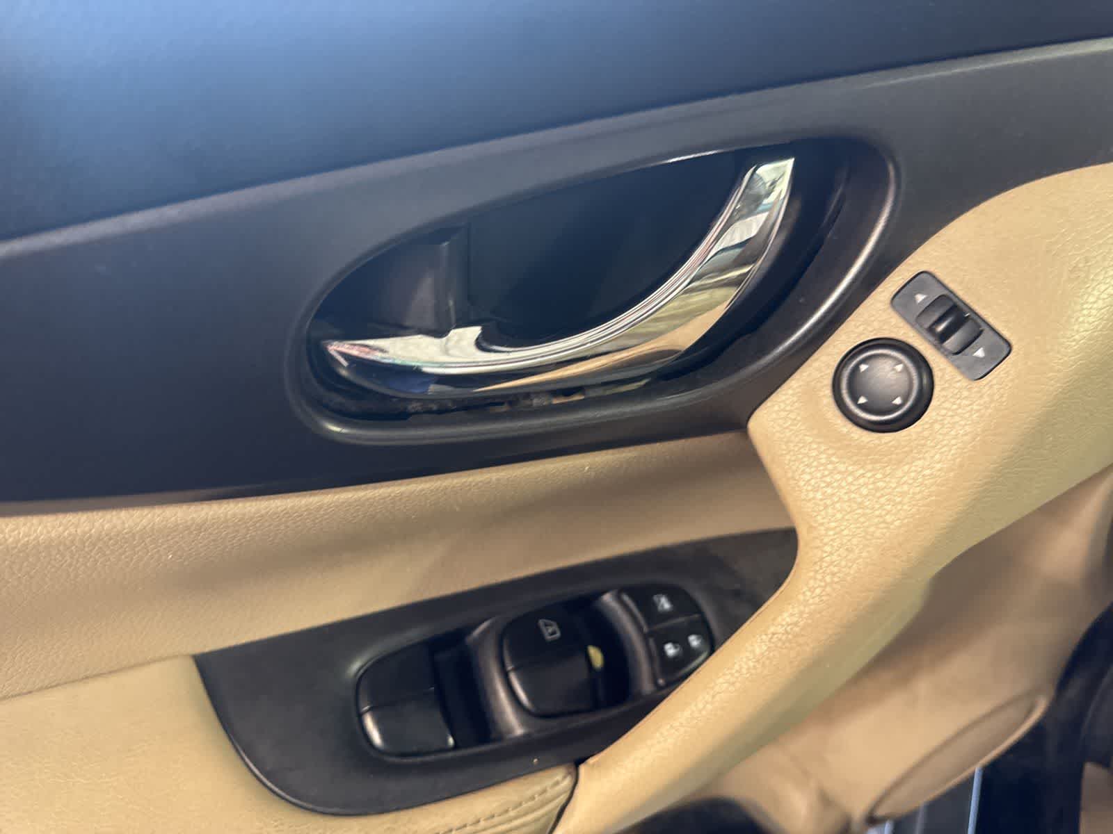 Thumbnail: 2015 Nissan Rogue - 18