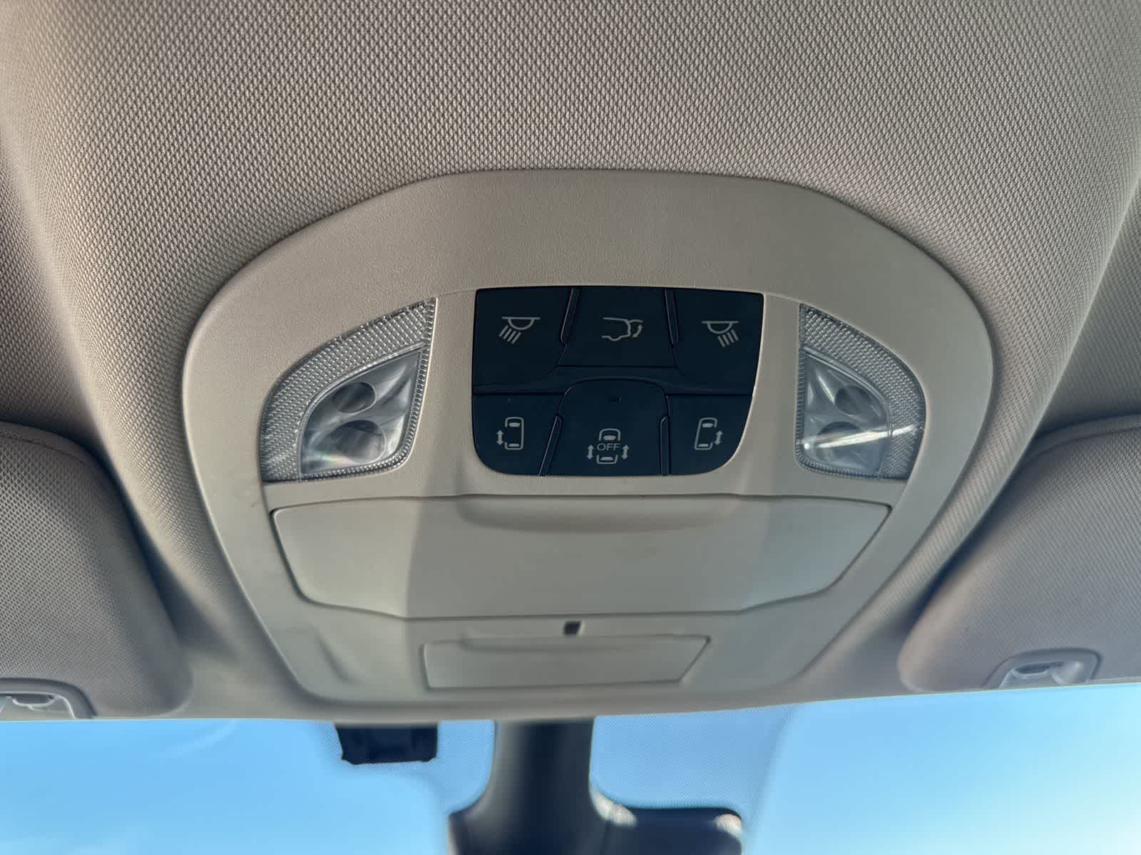 Thumbnail: 2023 Chrysler Voyager - 23