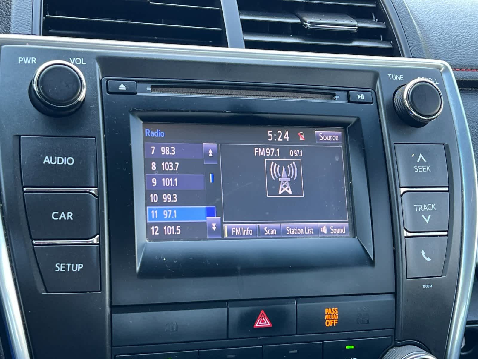 2017 Toyota Camry SE 17