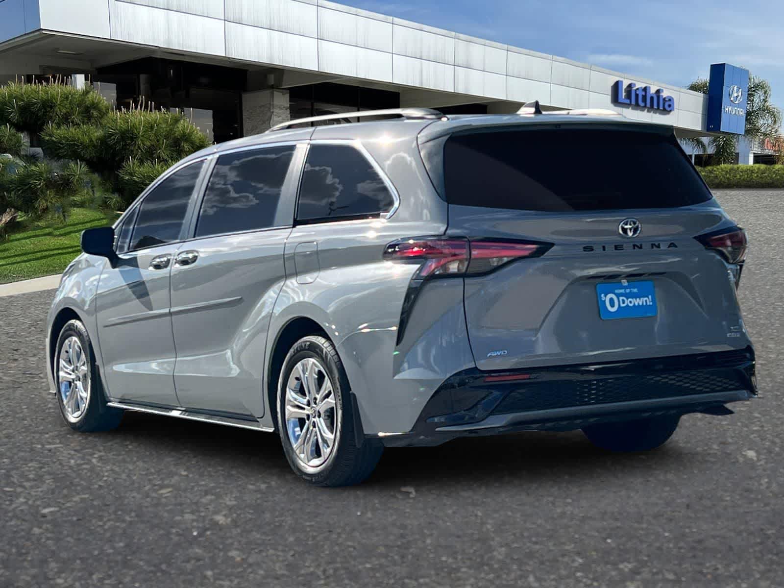 2023 Toyota Sienna XSE 7 Passenger photo 6