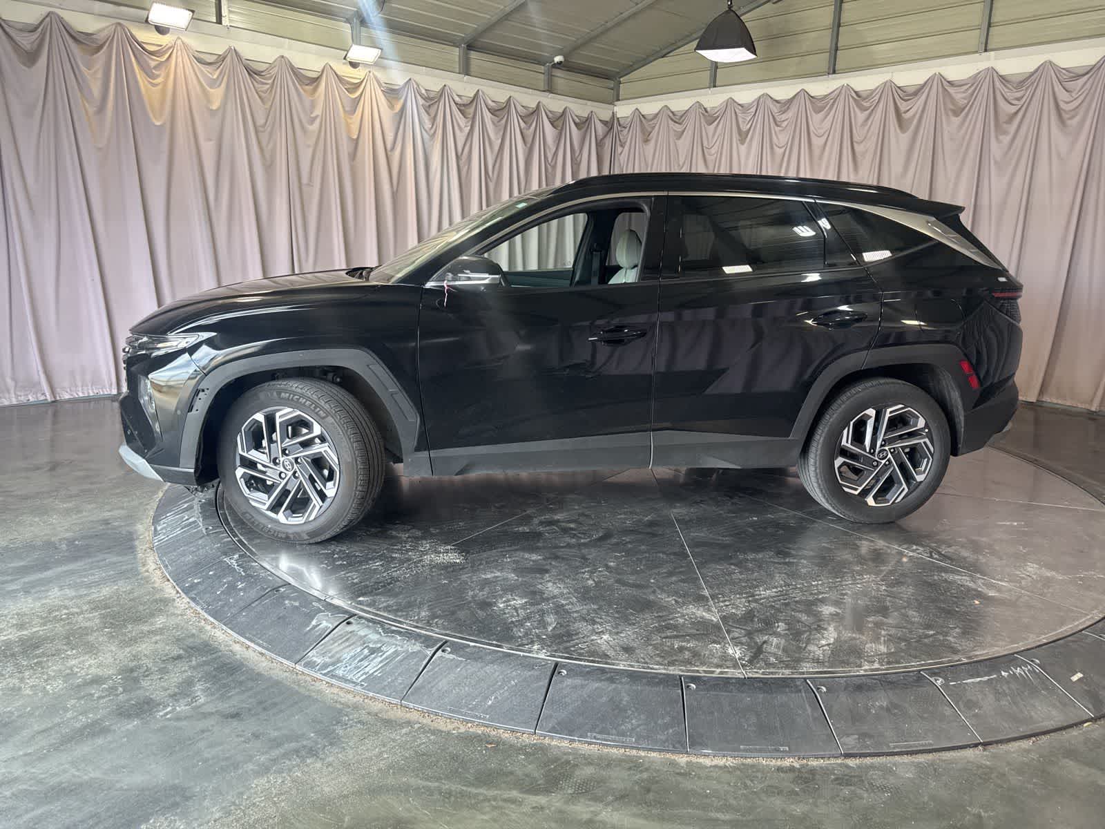 2025 Hyundai Tucson Hybrid Limited photo 3