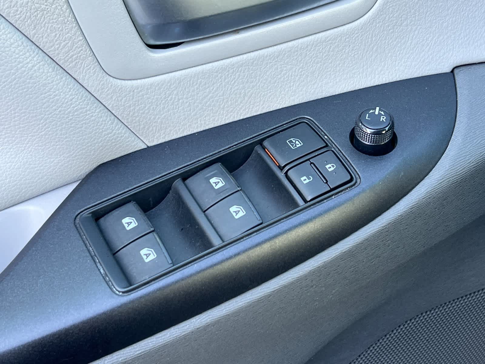 Thumbnail: 2017 Toyota Sienna - 14