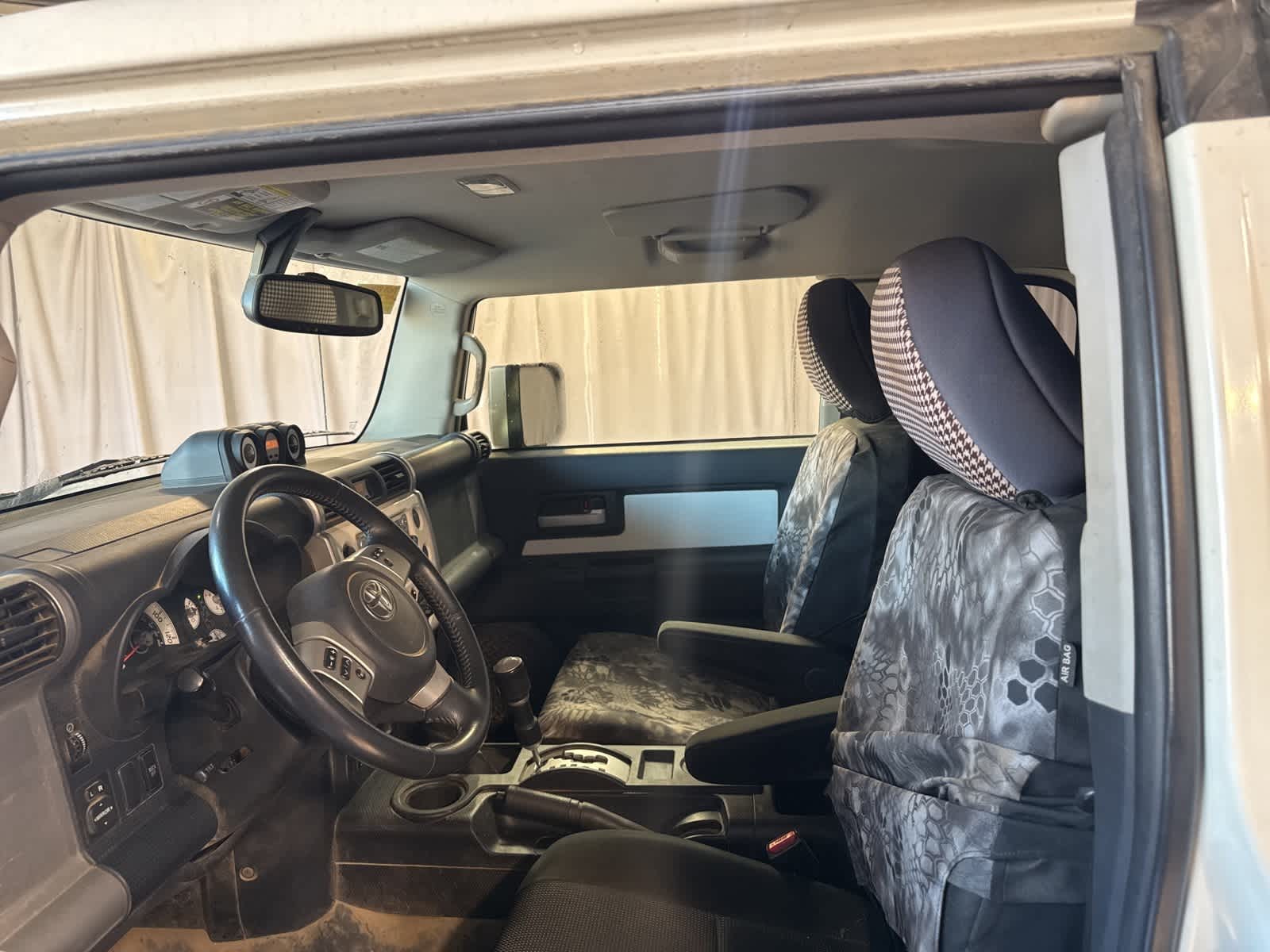 Thumbnail: 2013 Toyota FJ Cruiser - 14