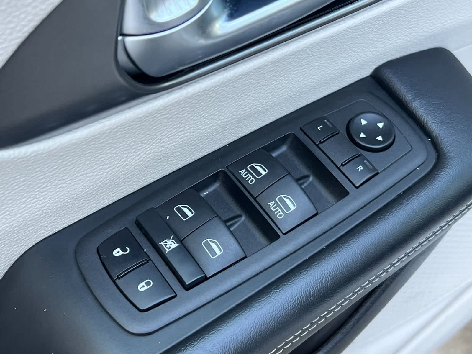 Thumbnail: 2023 Chrysler Pacifica - 14