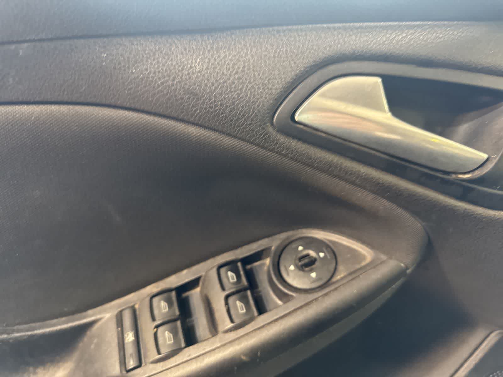 Thumbnail: 2016 Ford Focus - 18