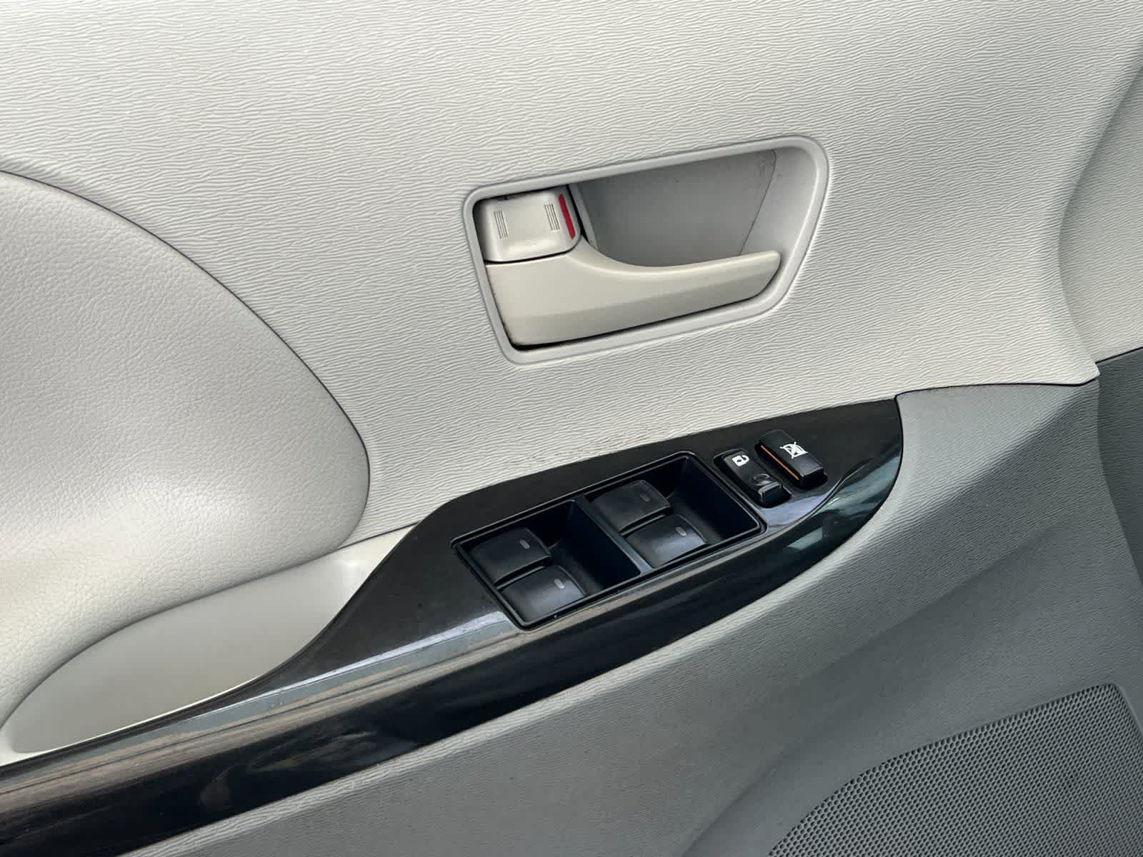 Thumbnail: 2012 Toyota Sienna - 13