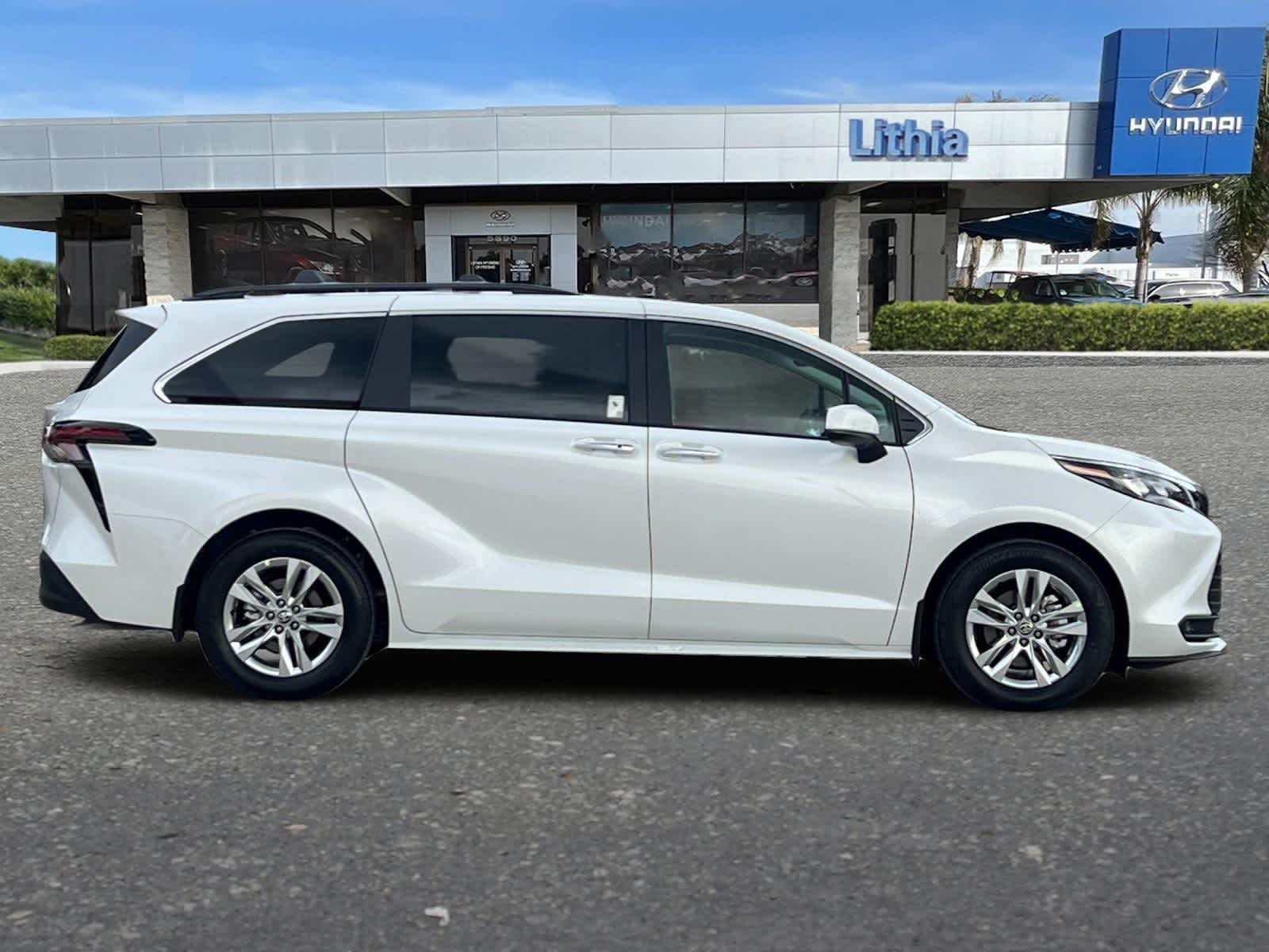 Thumbnail: 2026 Toyota Sienna - 9