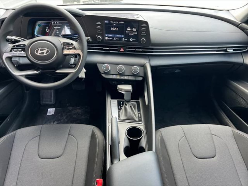 New 2025 Hyundai Elantra SE Sedan