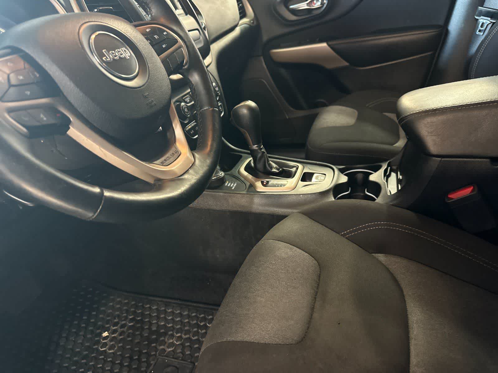 Thumbnail: 2018 Jeep Cherokee - 11