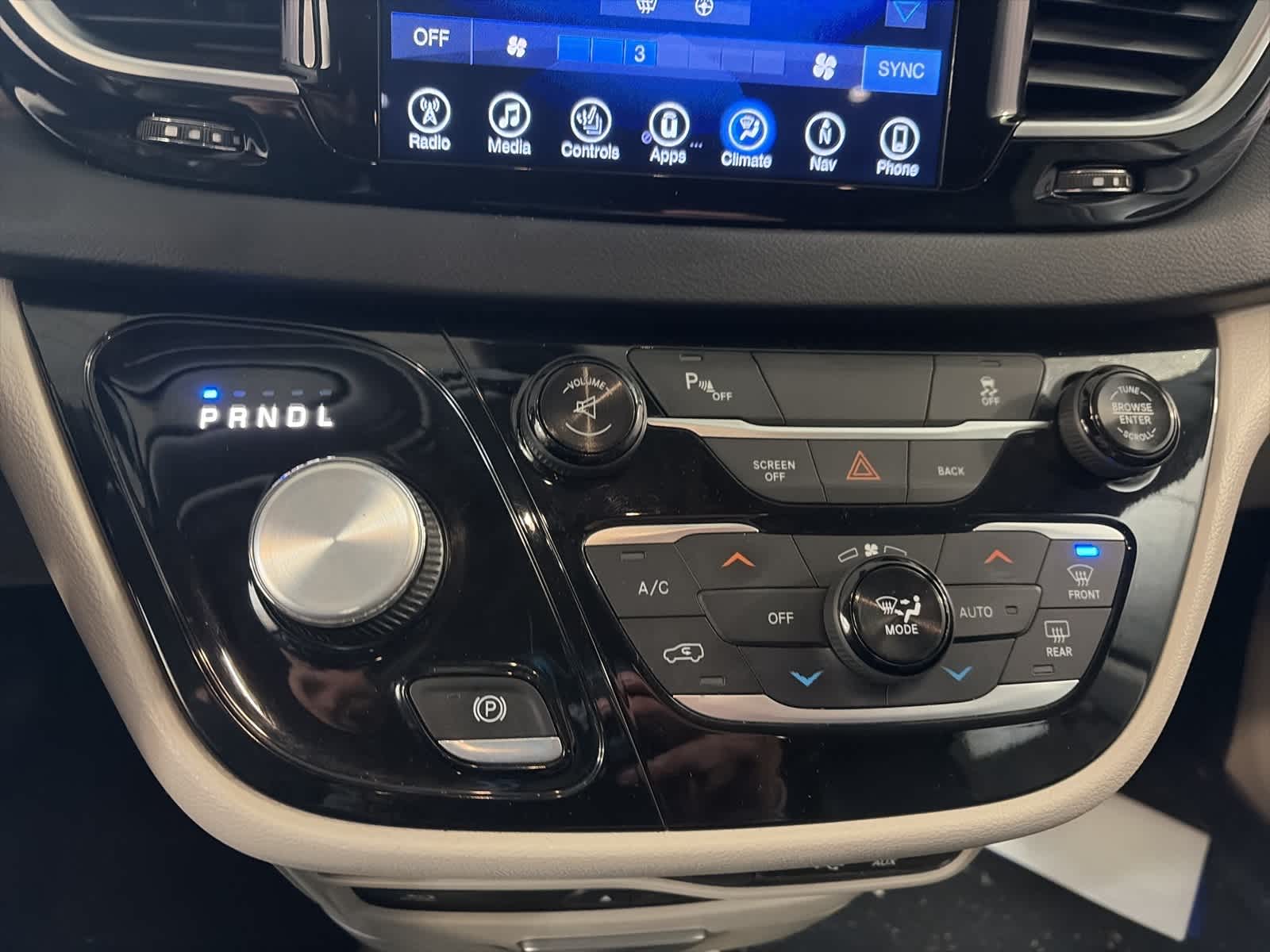 Thumbnail: 2017 Chrysler Pacifica - 26