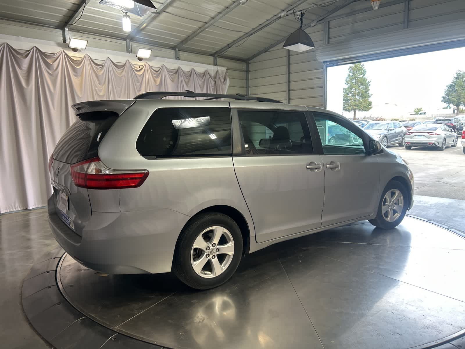 Thumbnail: 2017 Toyota Sienna - 8