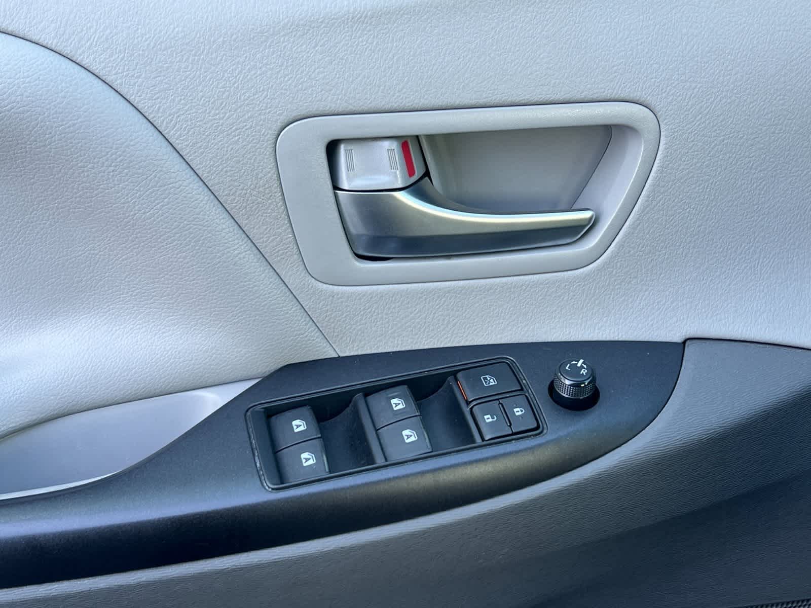 Thumbnail: 2017 Toyota Sienna - 13