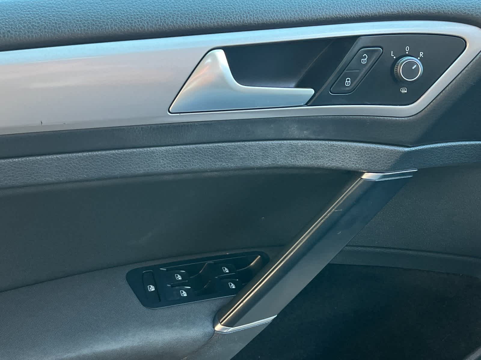 Thumbnail: 2016 Volkswagen e-Golf - 12